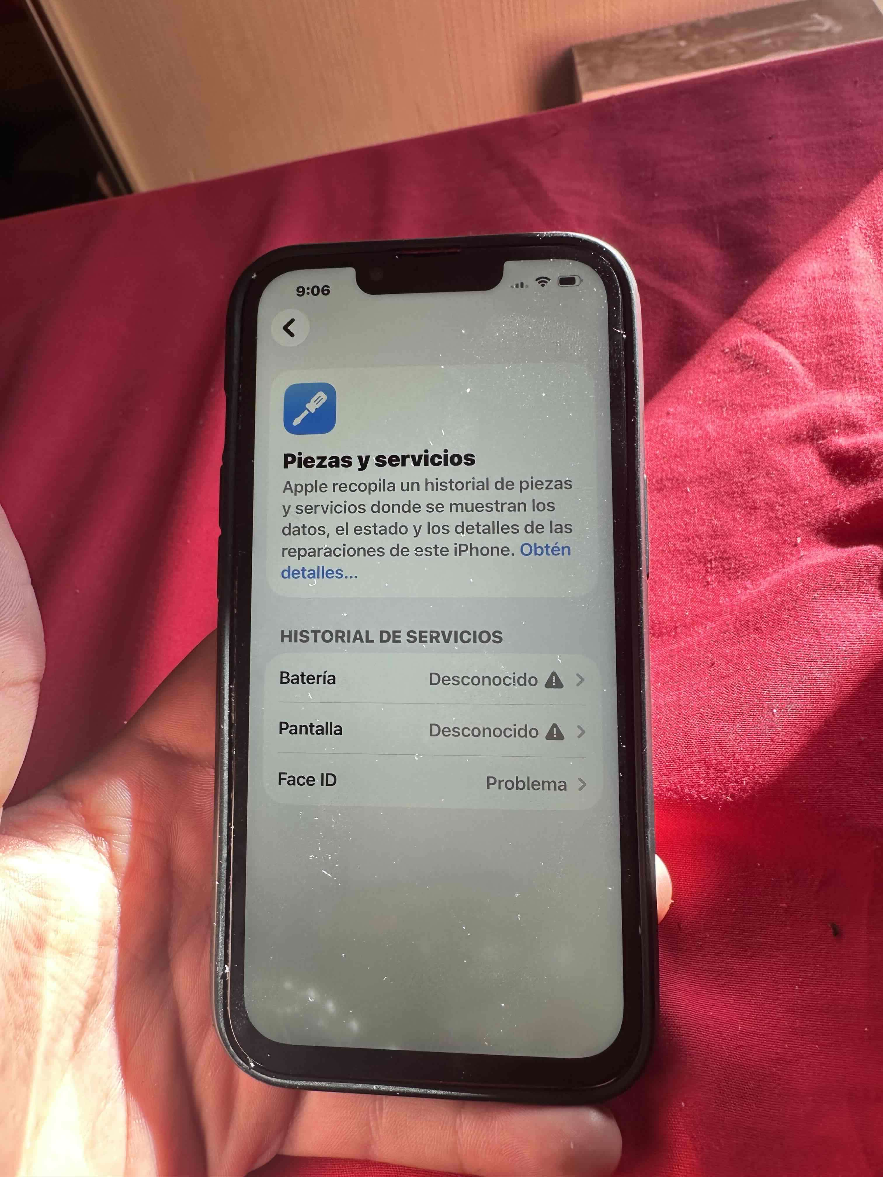 iPhone rojo con carcasa - miniatura 2