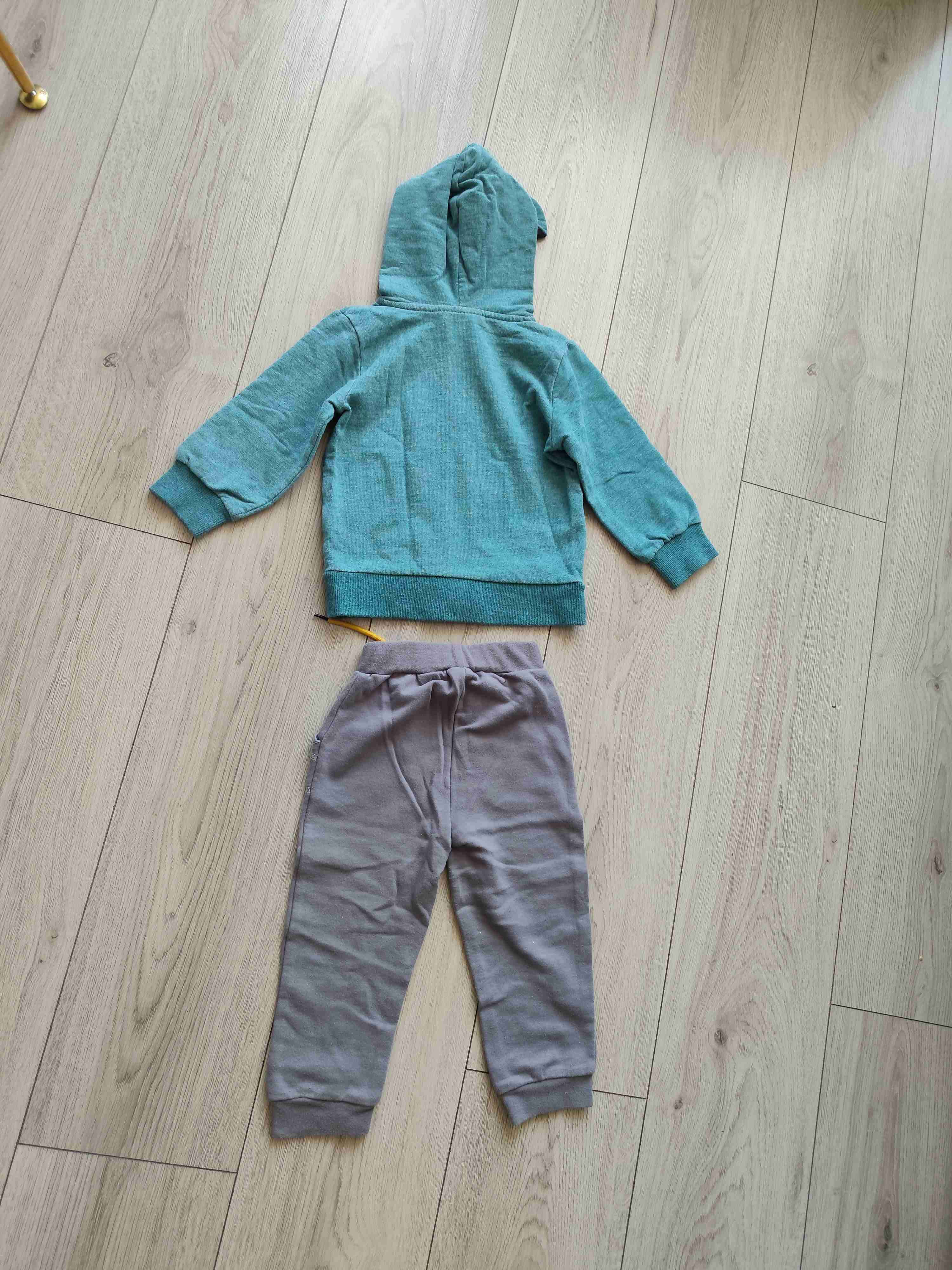 Conjunto de niño con polerón verde - miniatura 2