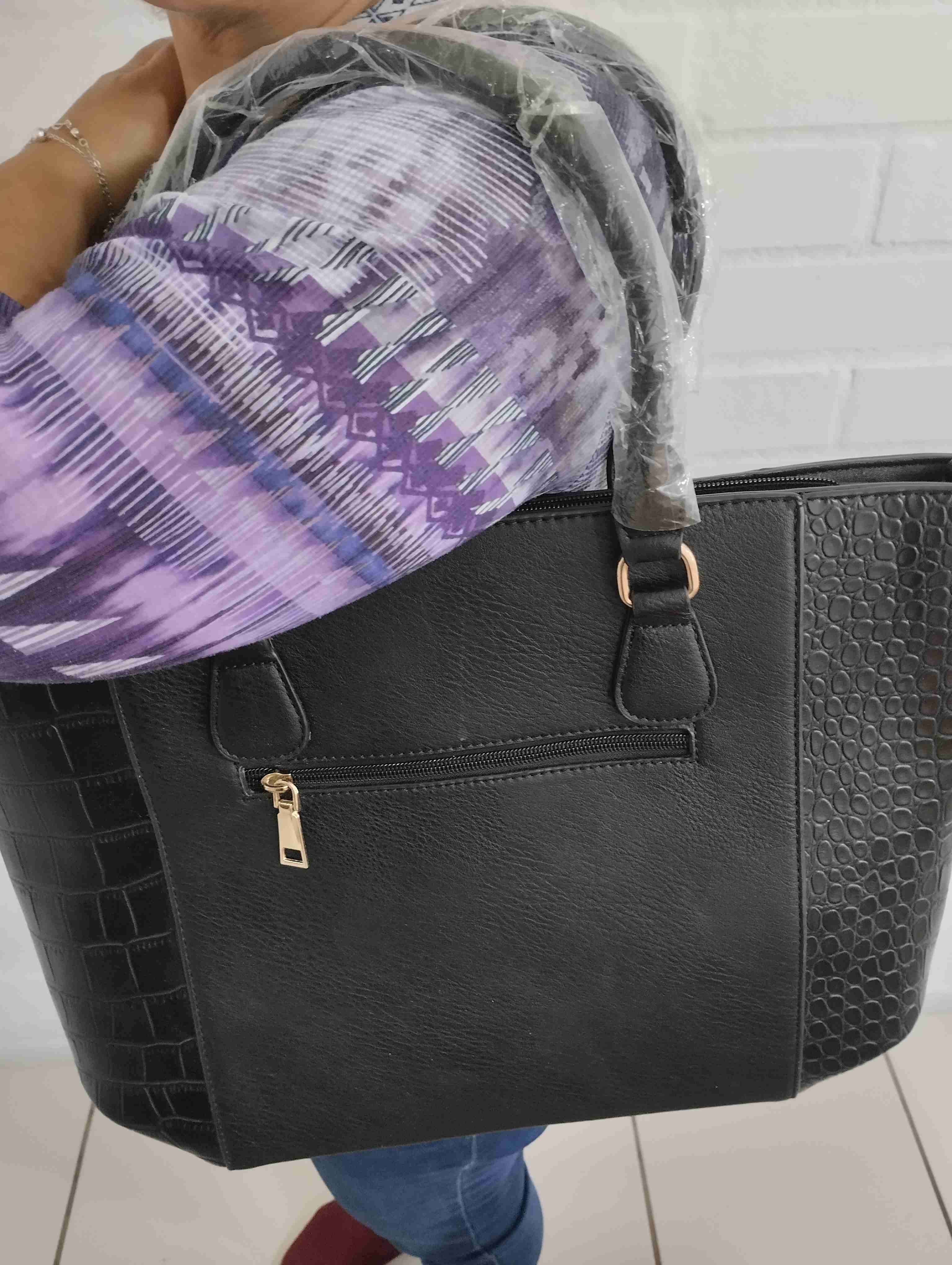 Cartera negra grande con textura - miniatura 1