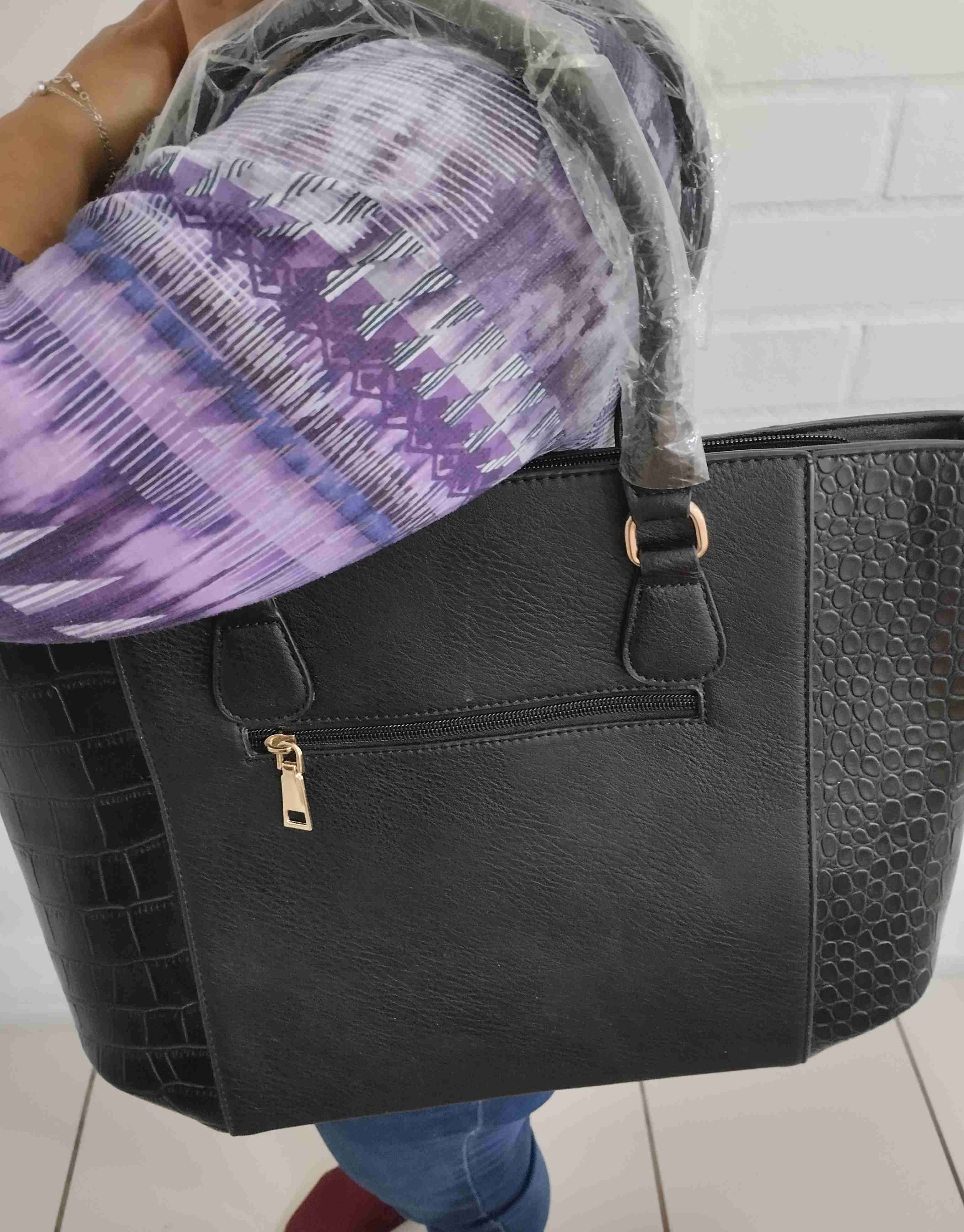 Cartera negra grande con textura - miniatura 4