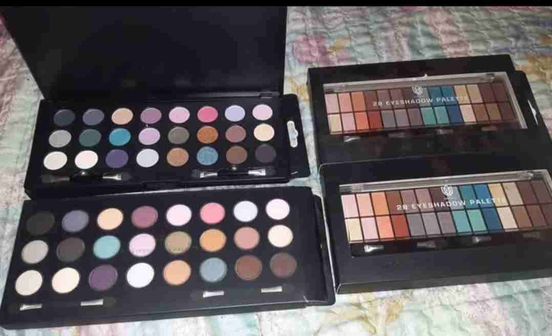 Paletas de sombras coloridas, glitter e iluminador - miniatura 1