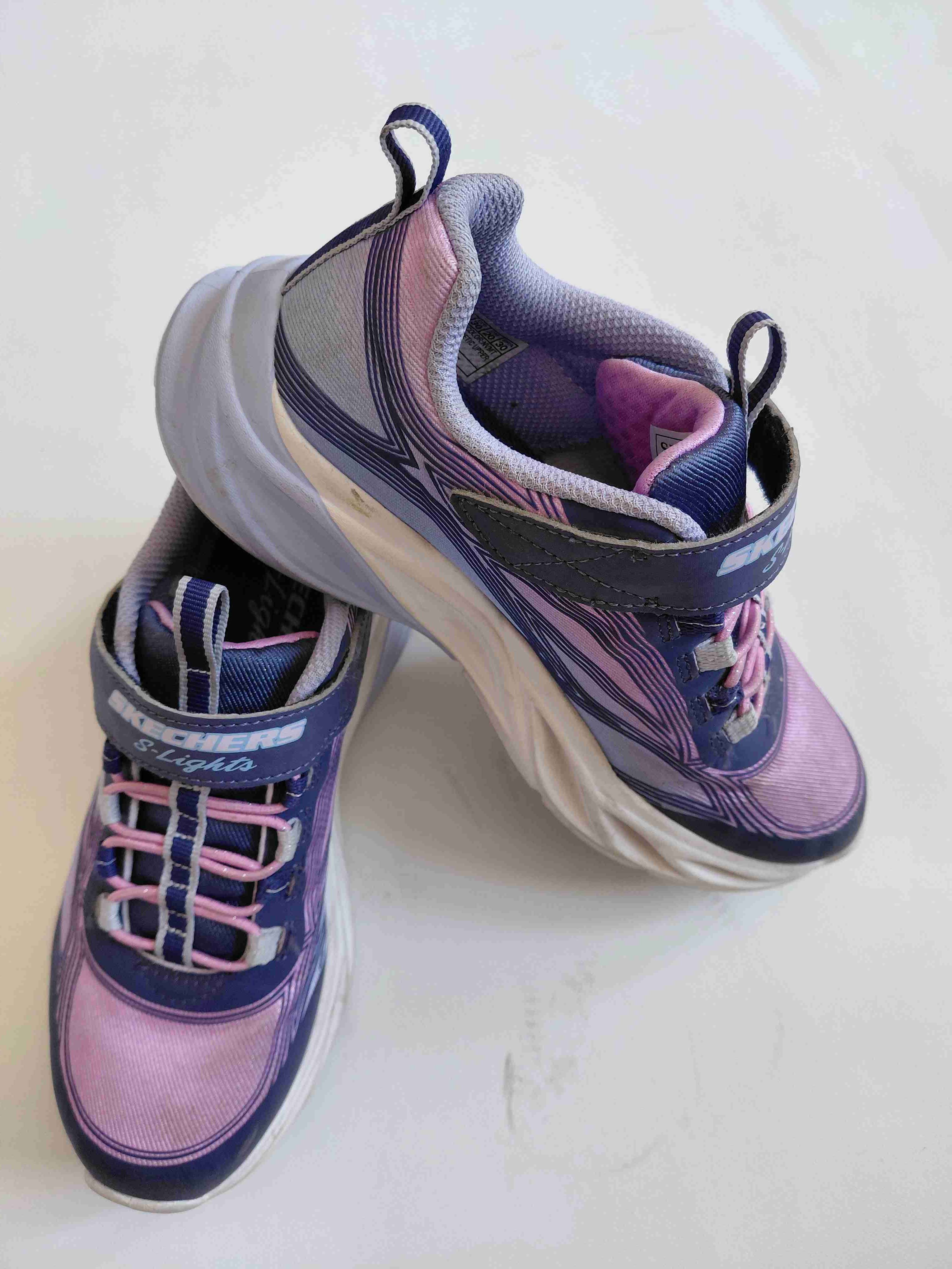 Zapatillas Skechers moradas y rosadas