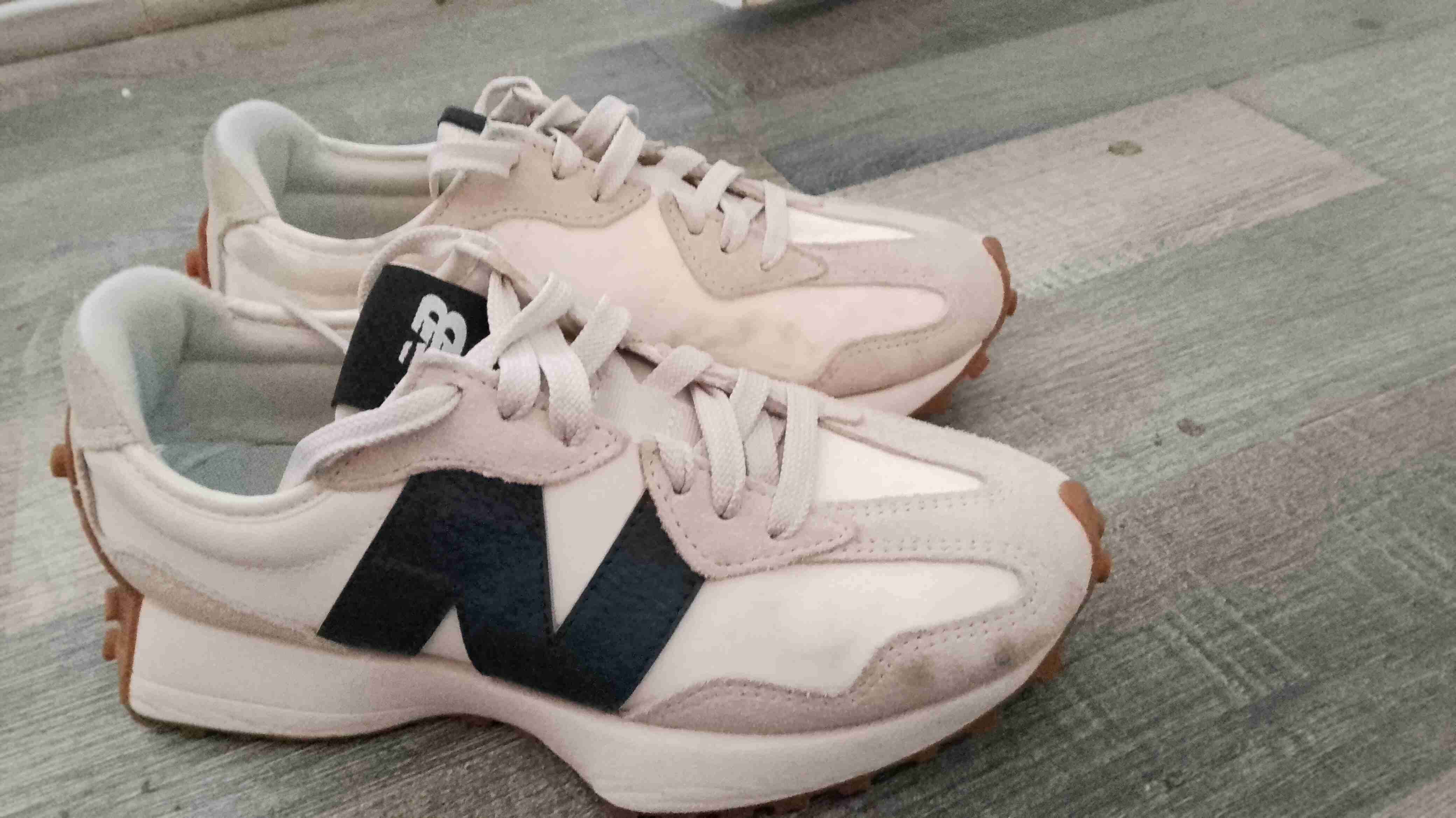 Zapatillas deportivas blancas y azul. - miniatura 1