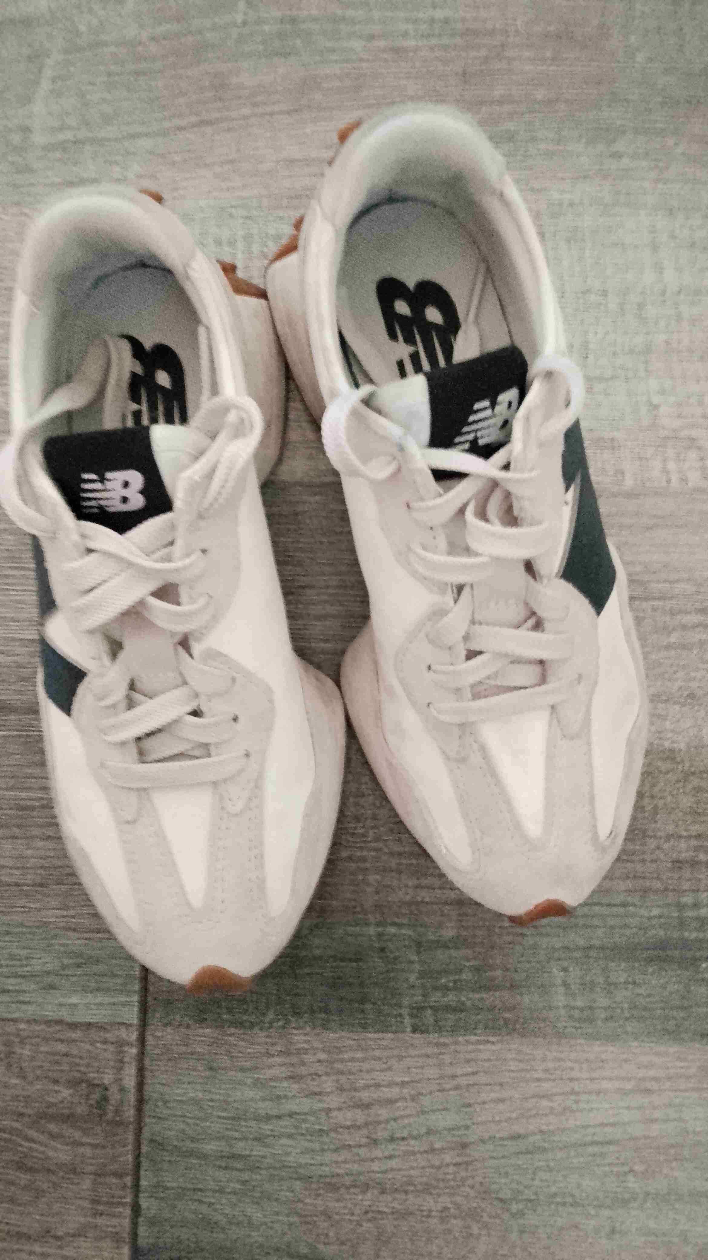 Zapatillas deportivas blancas y azul. - miniatura 2