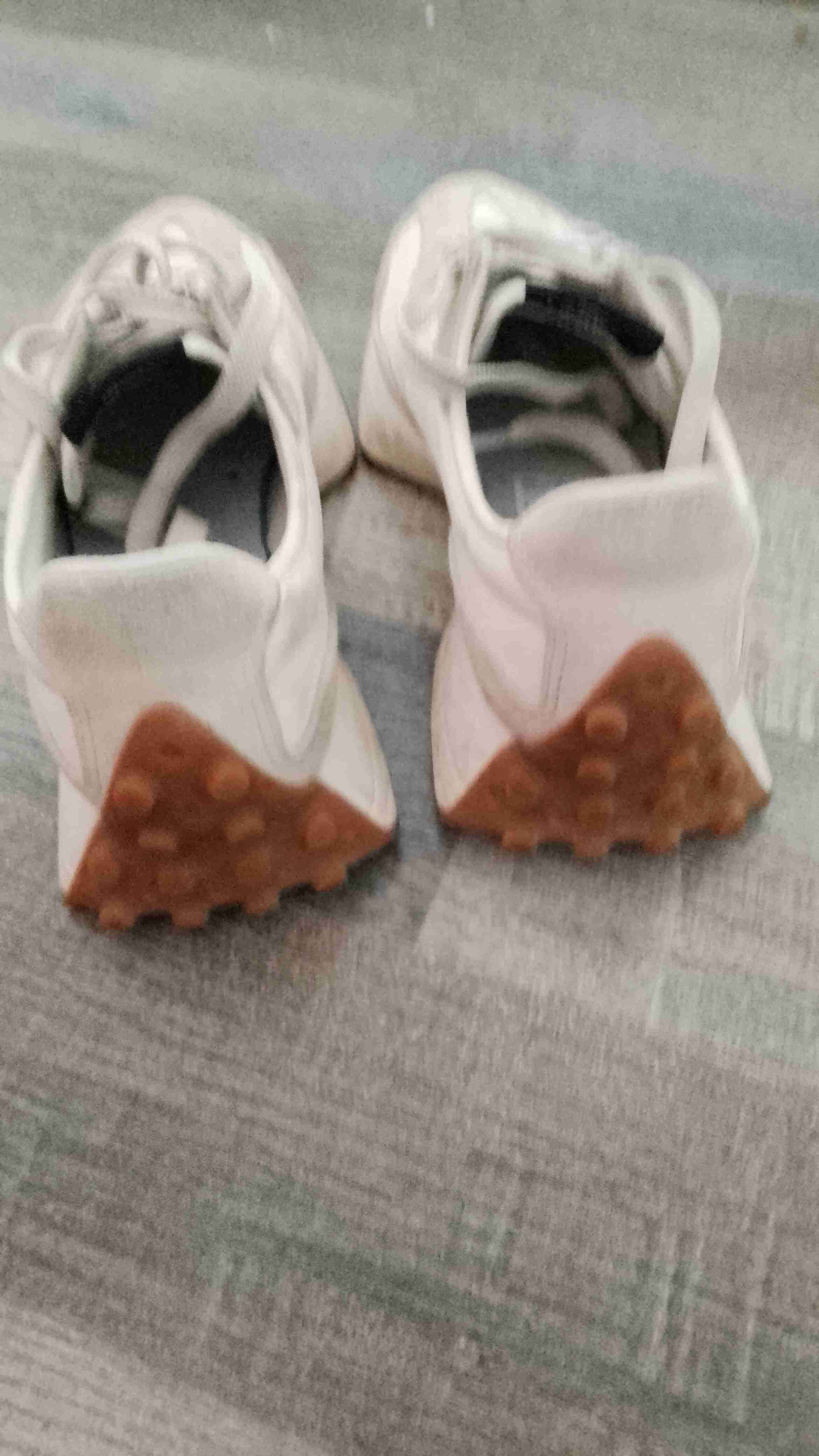 Zapatillas deportivas blancas y azul. - miniatura 3