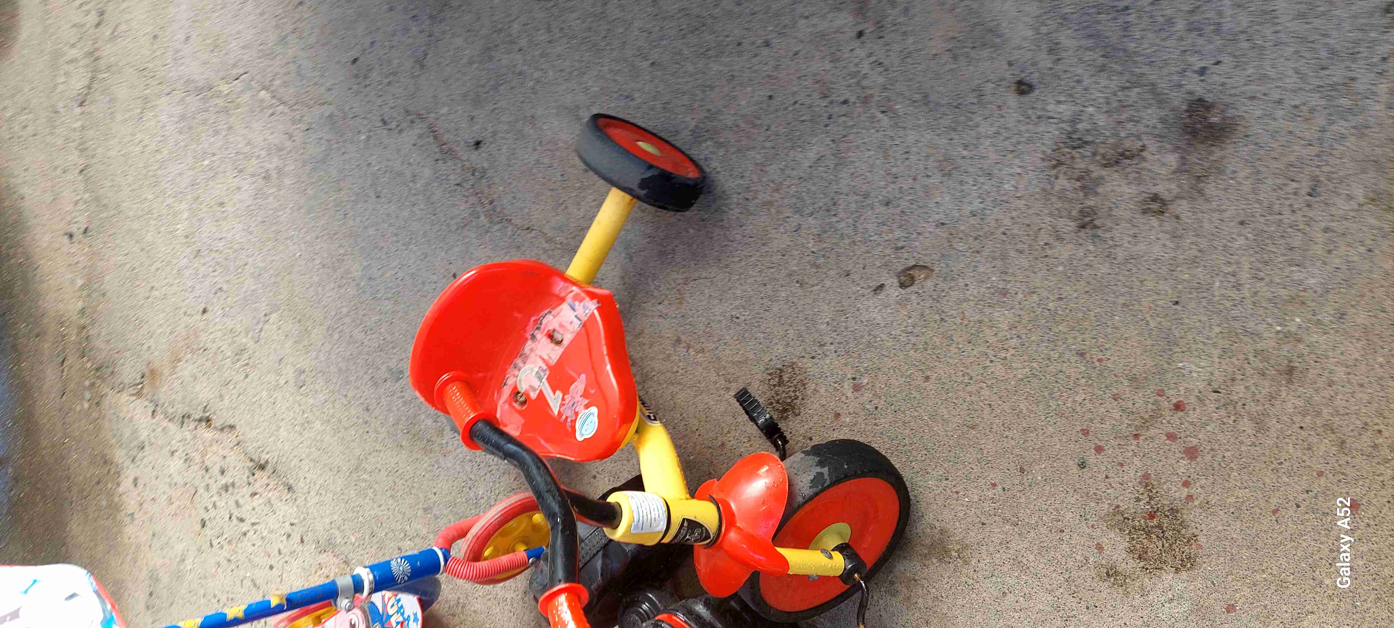 Triciclo infantil rojo y amarillo