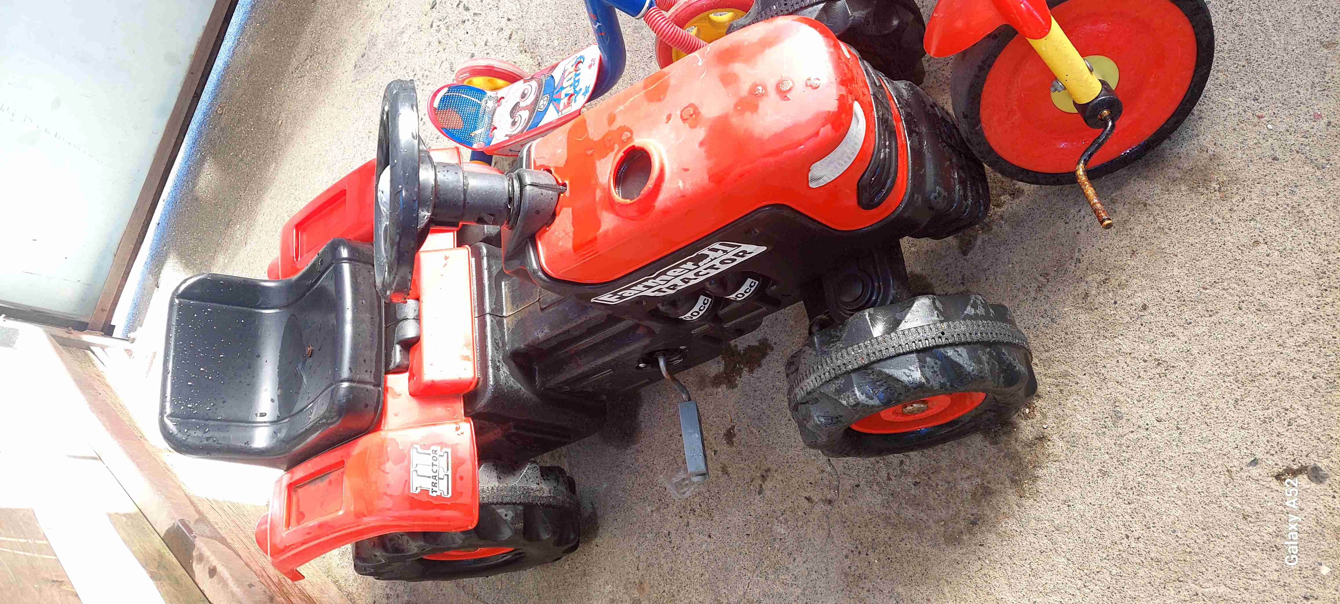 Tractor de juguete rojo