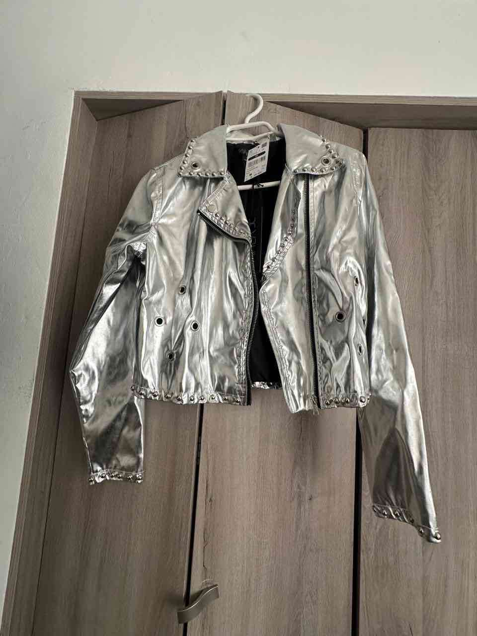 Chaqueta metálica plateada NUEVA