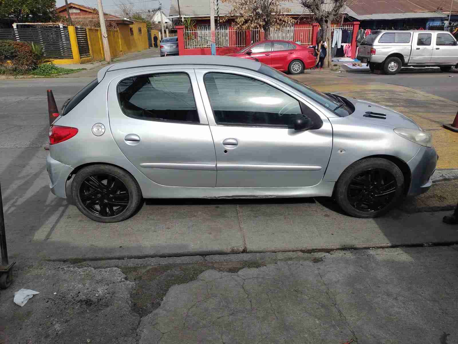 Auto Peugeot 207 plateado usado - miniatura 2