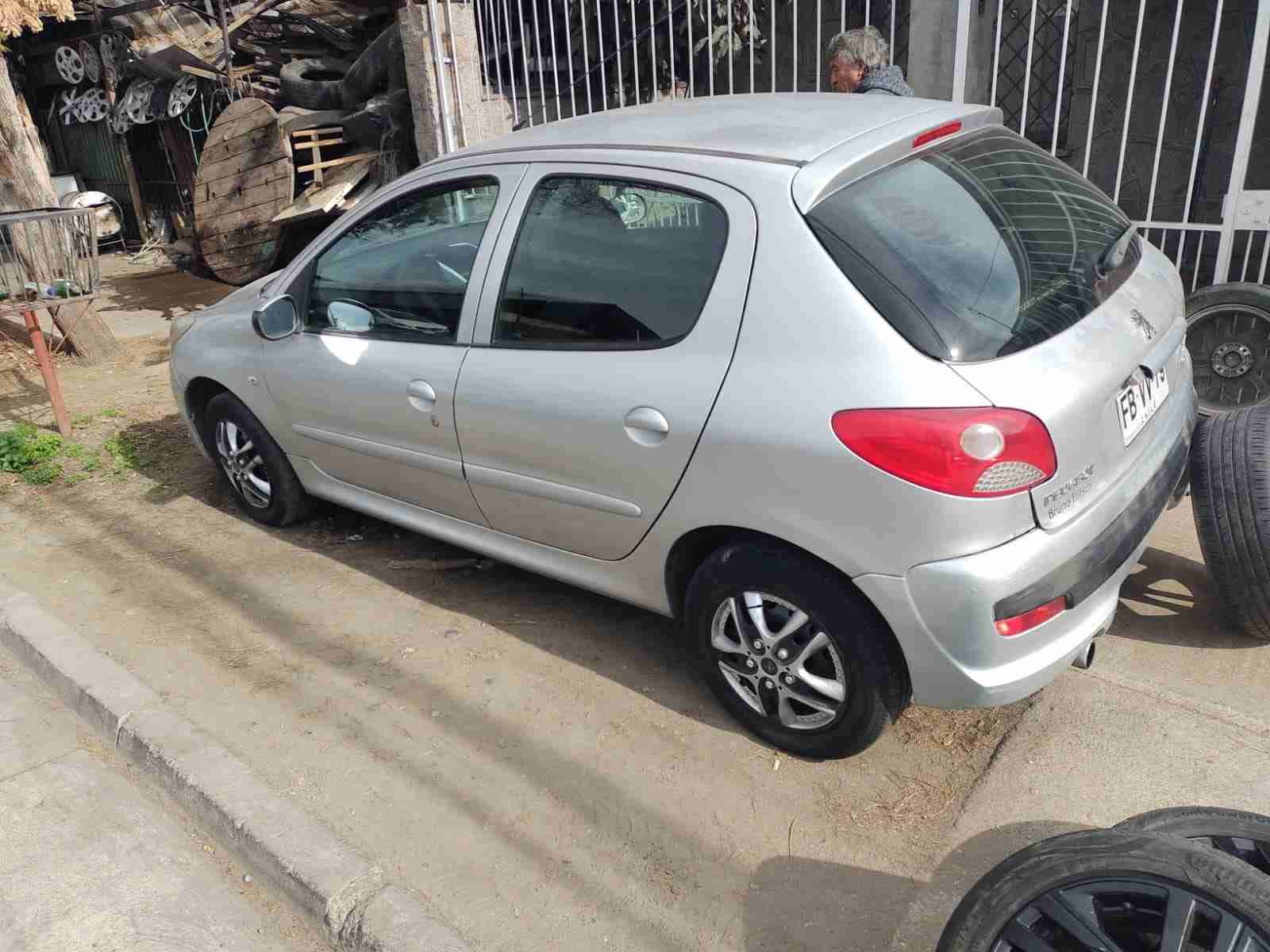 Auto Peugeot 207 plateado usado - miniatura 3