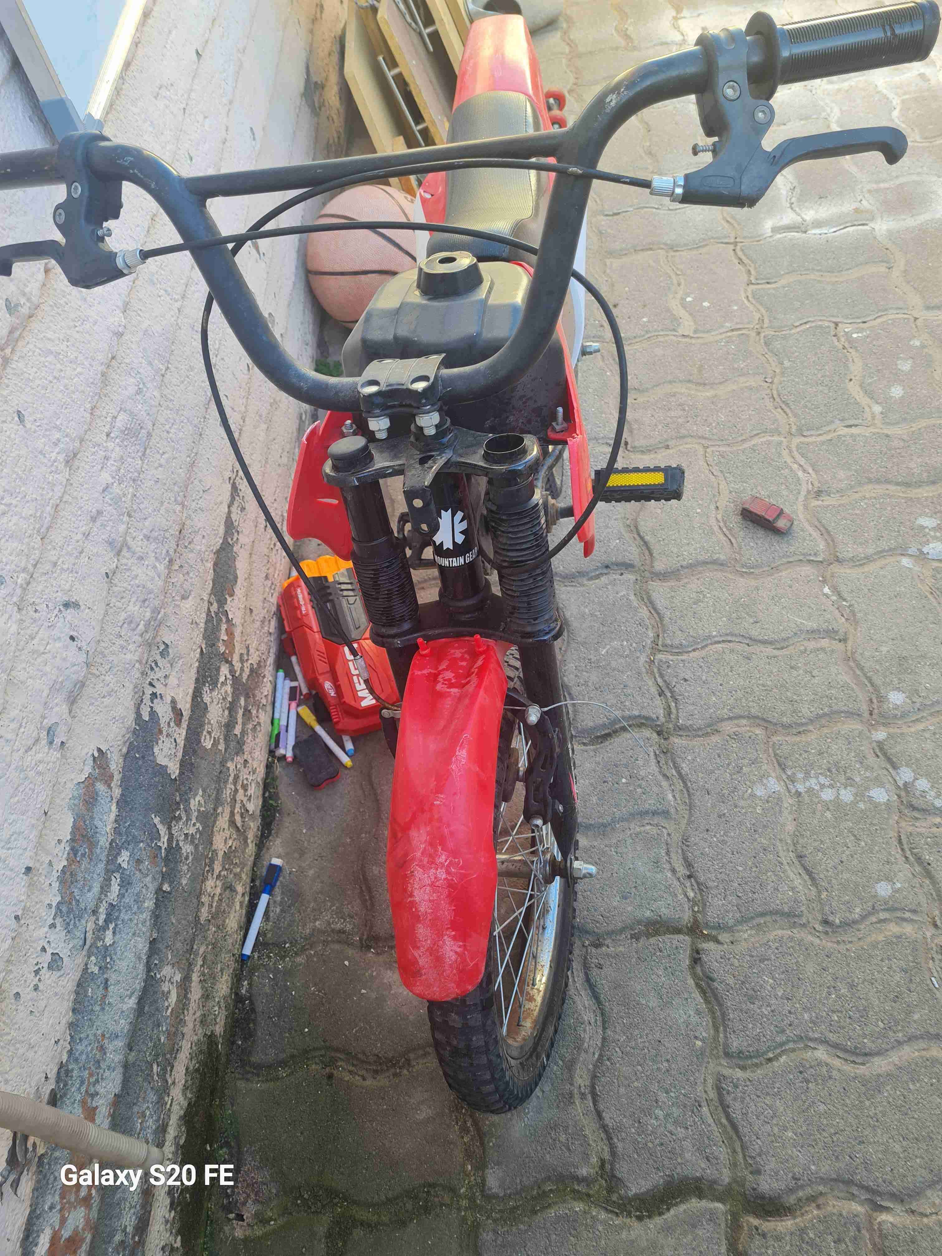 Bicicleta infantil roja - miniatura 2