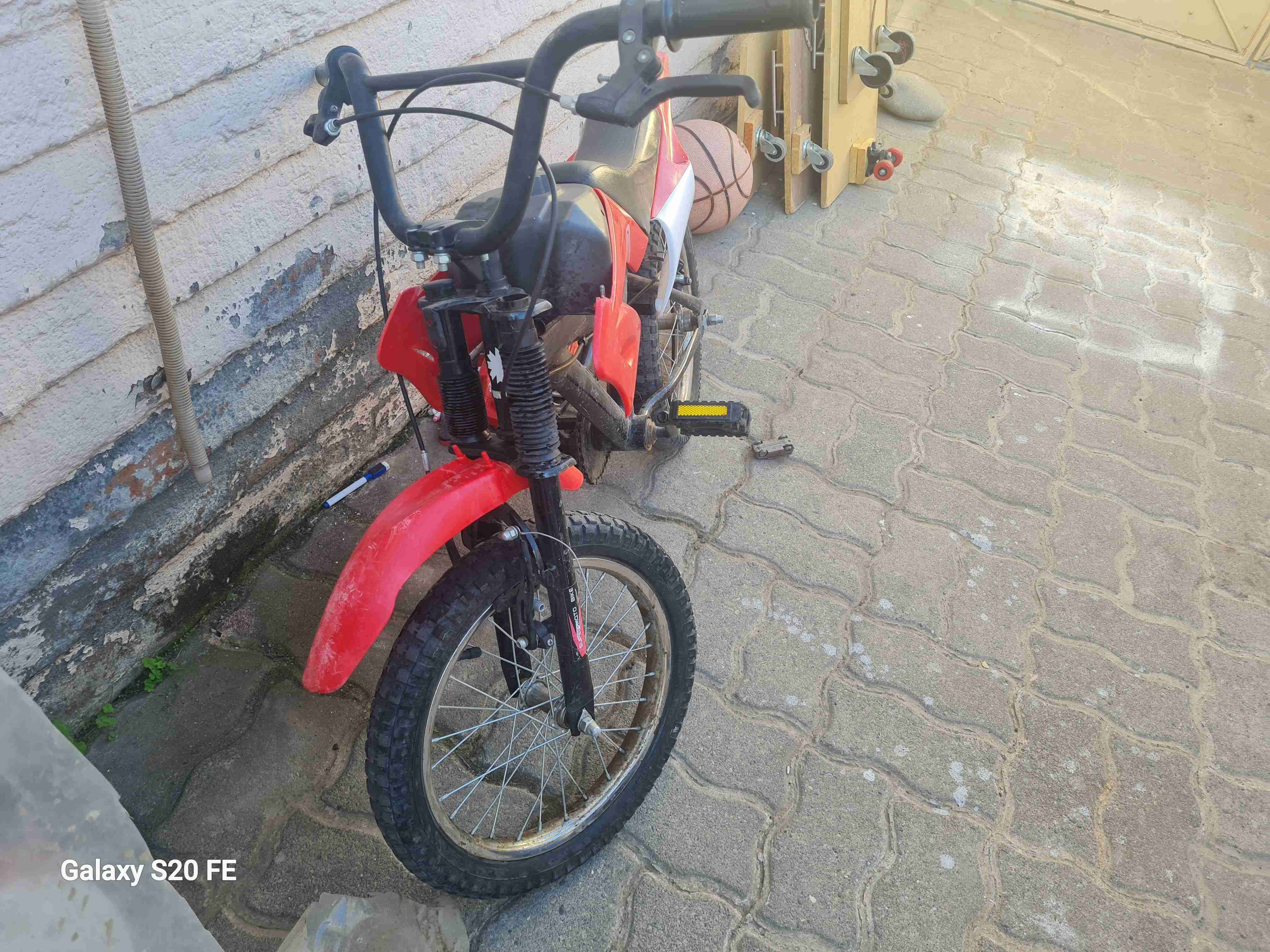 Bicicleta infantil roja - miniatura 3