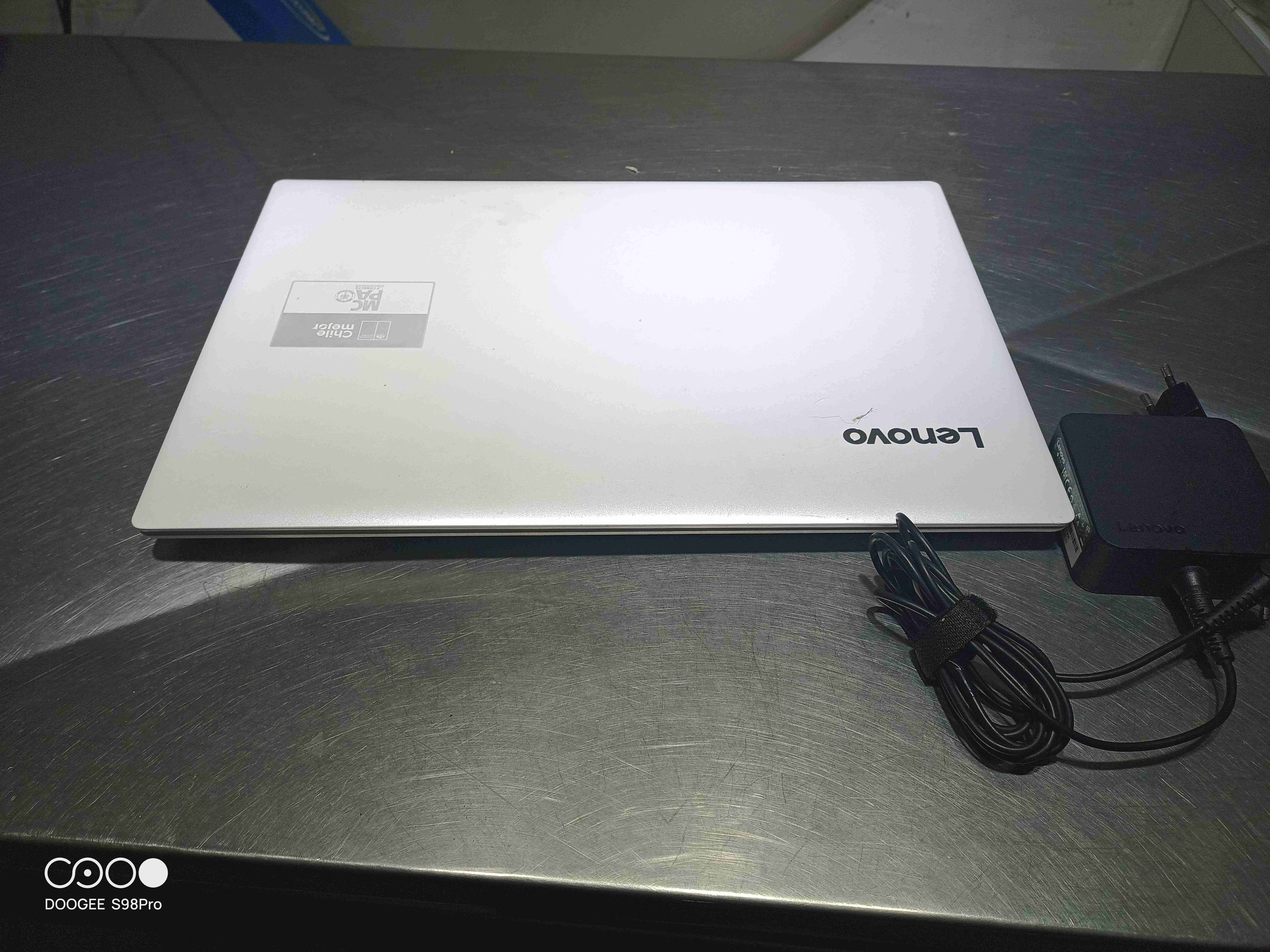 Notebook Lenovo blanco usado - miniatura 2