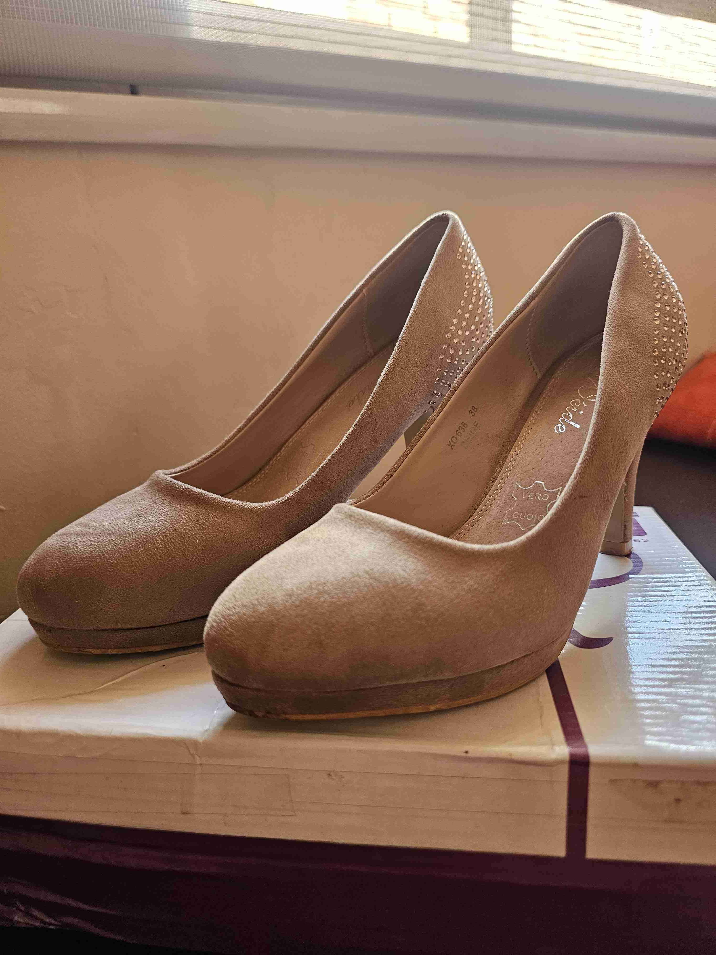 Zapatos taco alto beige con brillo - 1