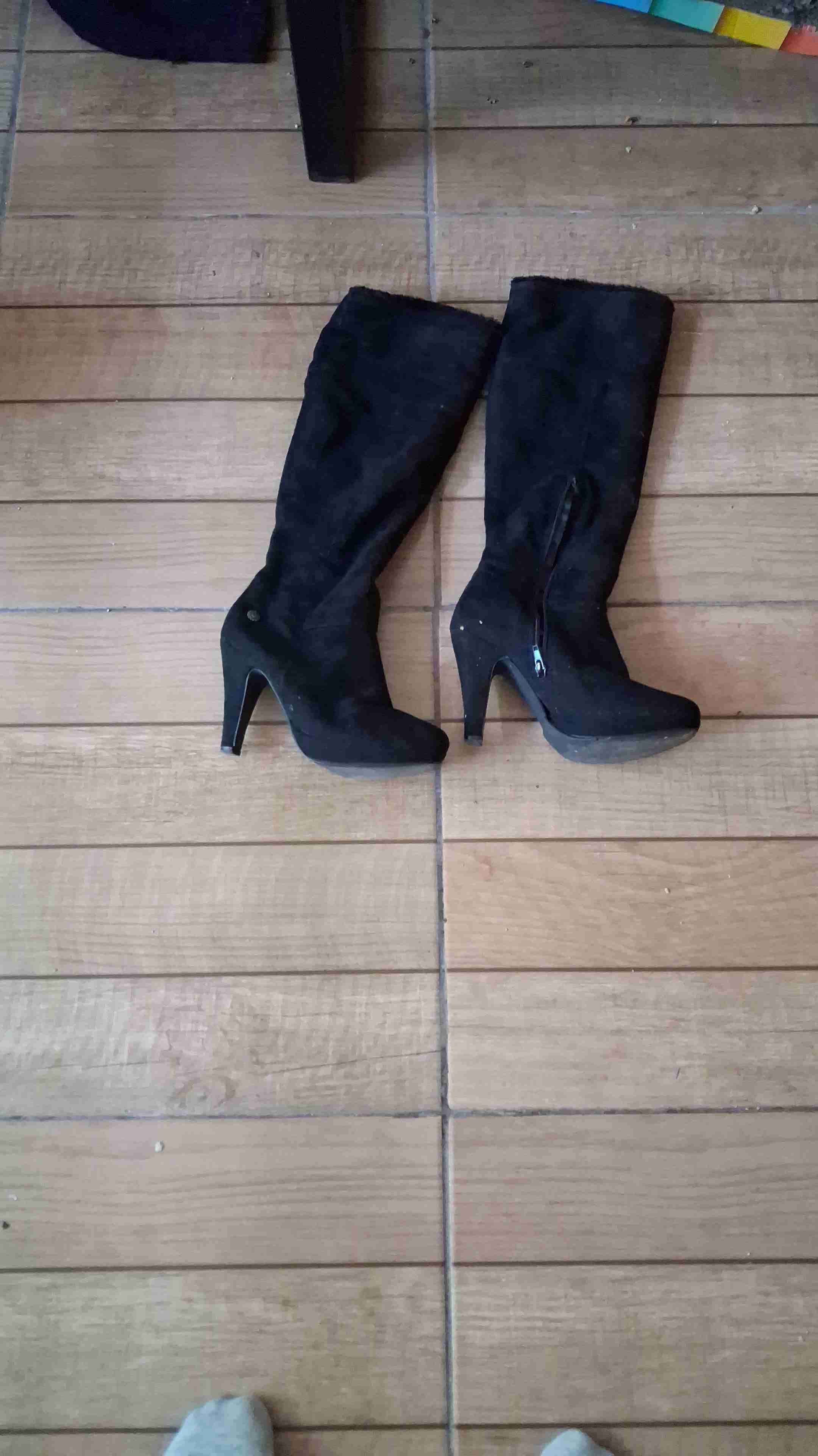 Botas negras de tacón alto