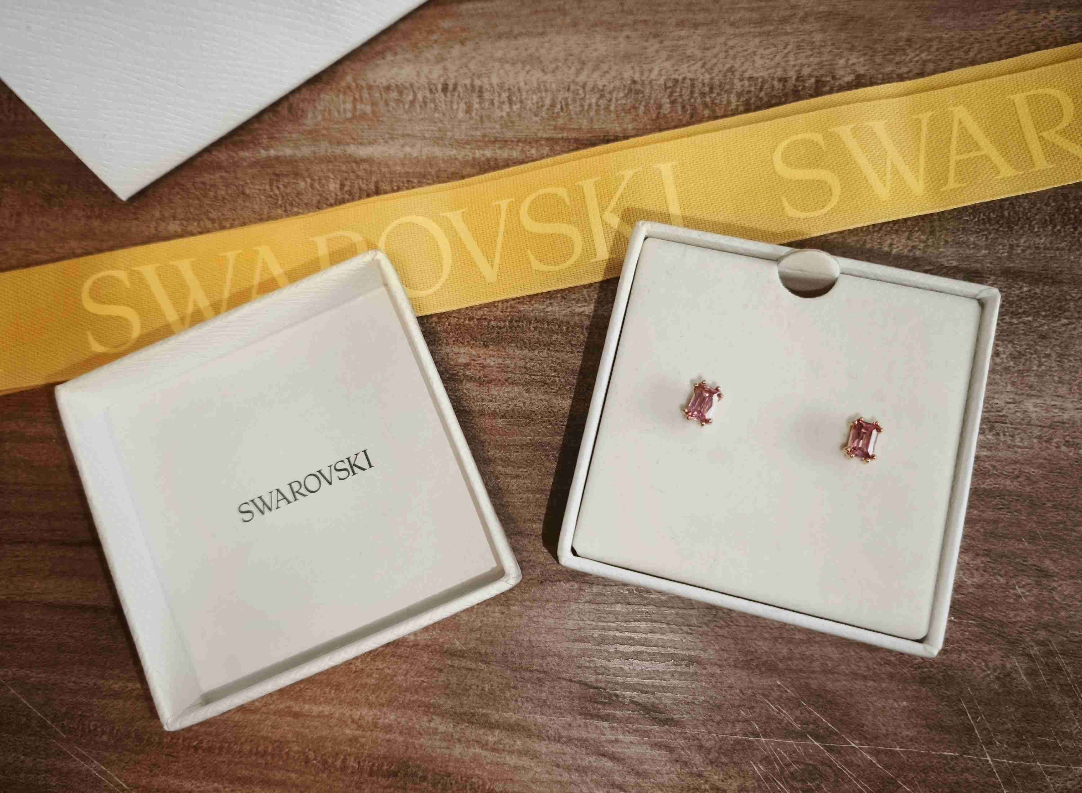 Aros Swarovski rosados en caja - 1