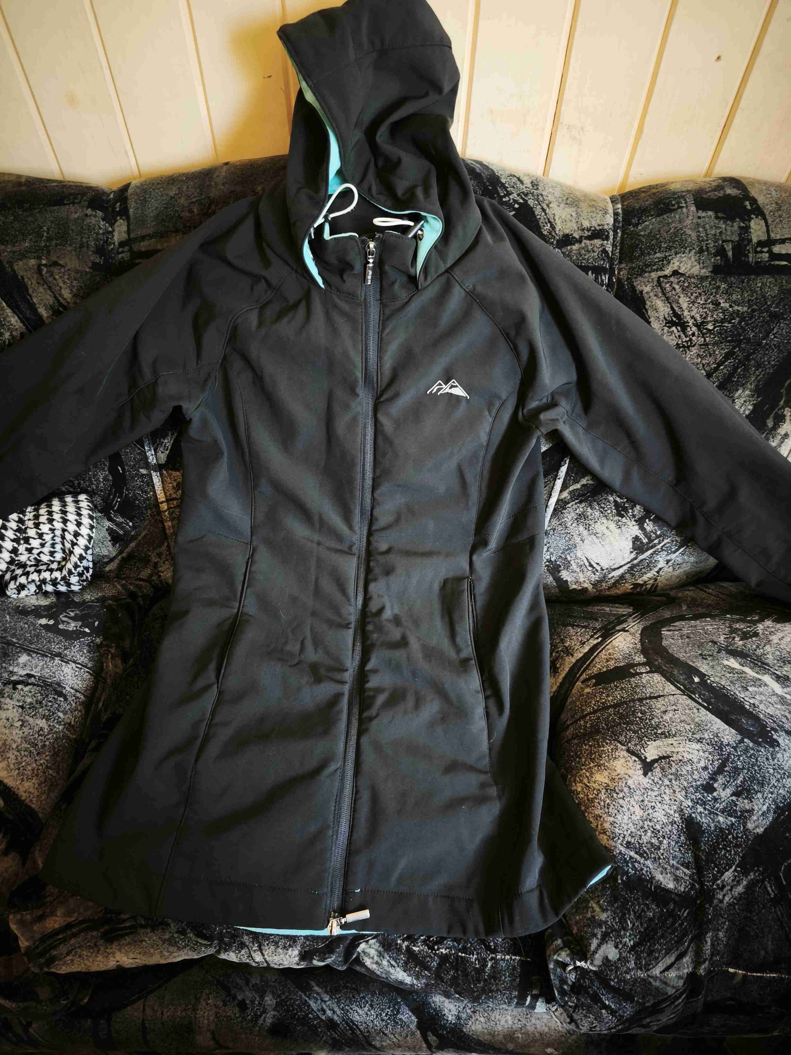 Chaqueta negra impermeable con capucha - 1