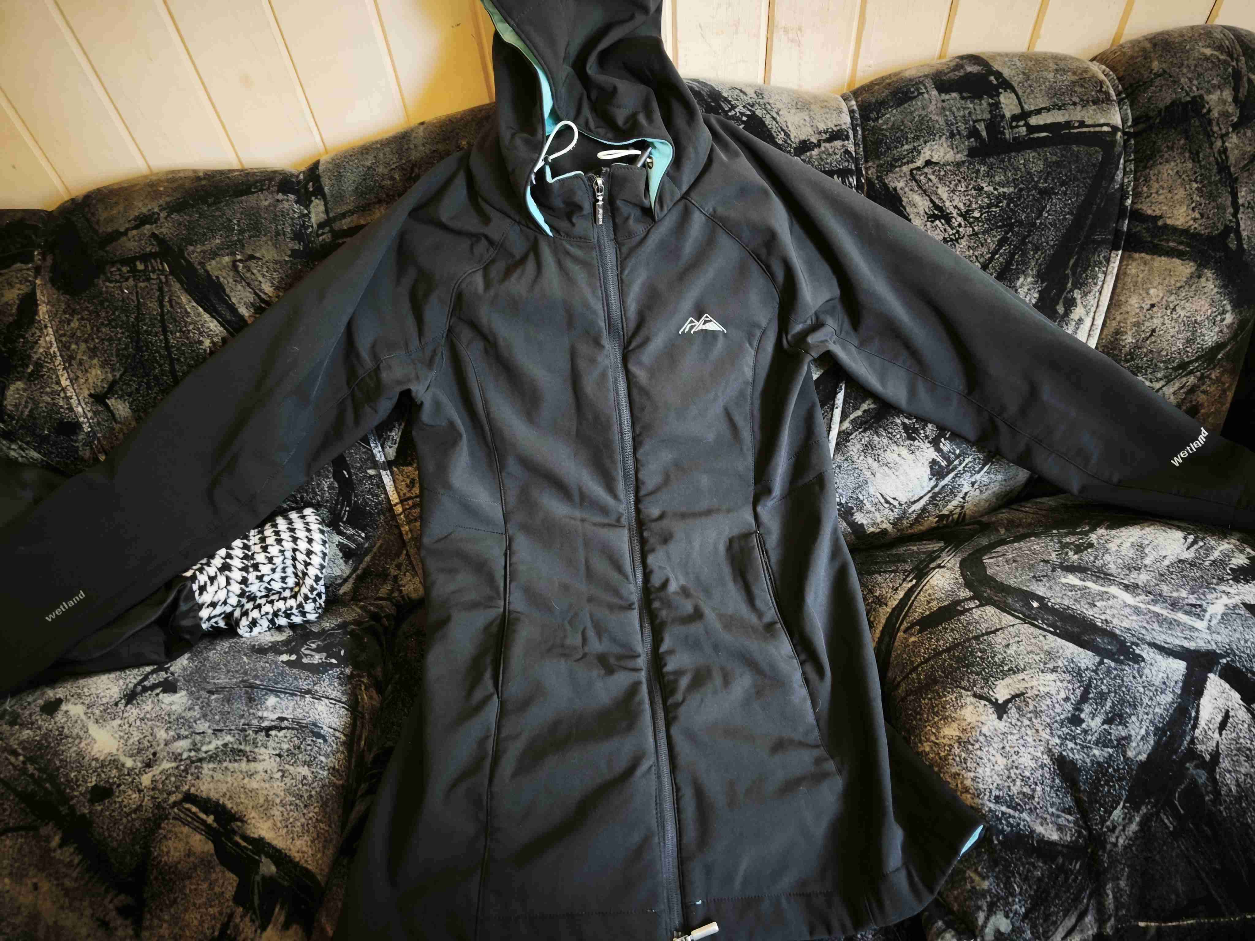 Chaqueta negra impermeable con capucha - 2