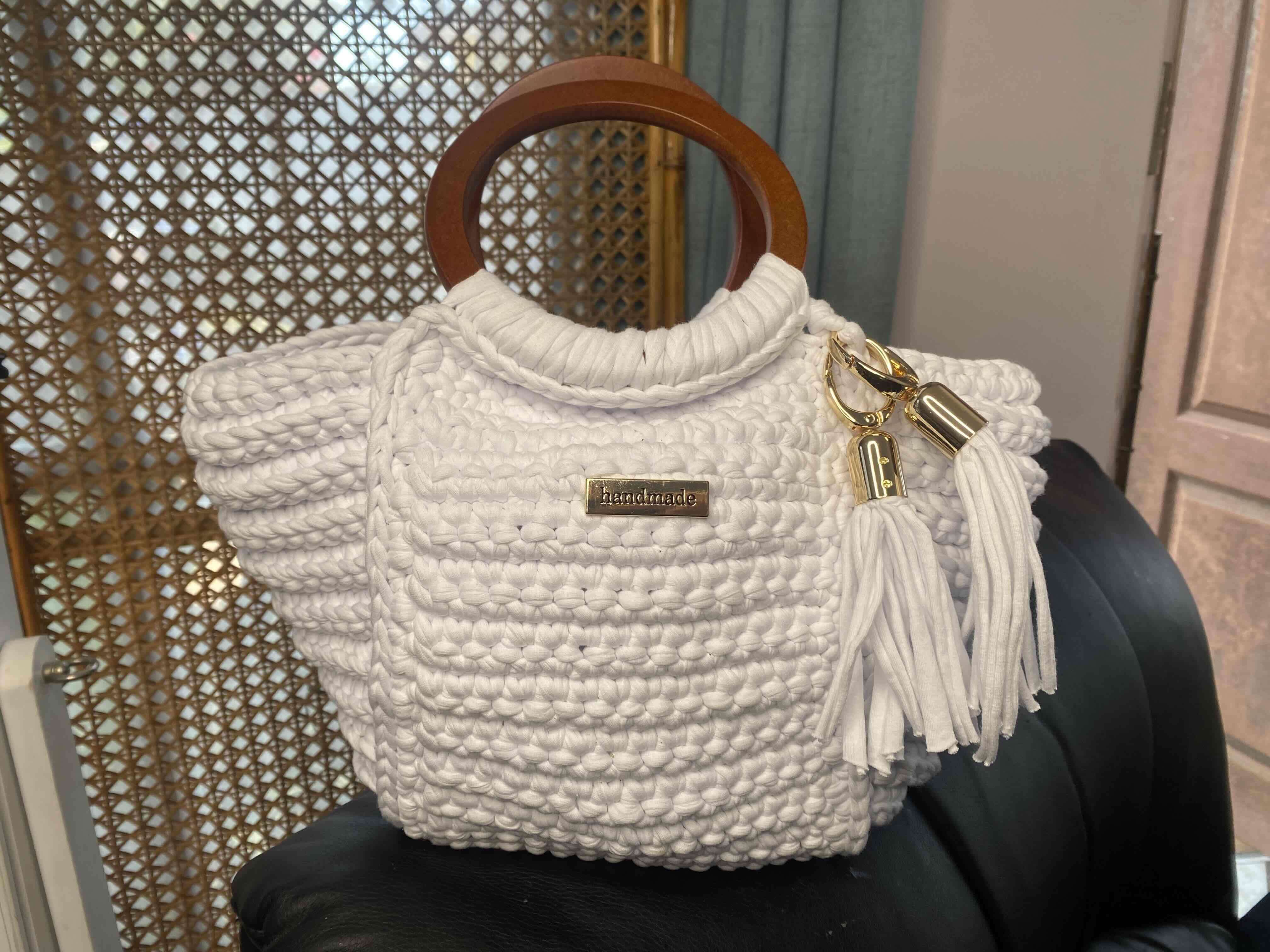 Cartera tejida blanca con asas de madera - miniatura 2