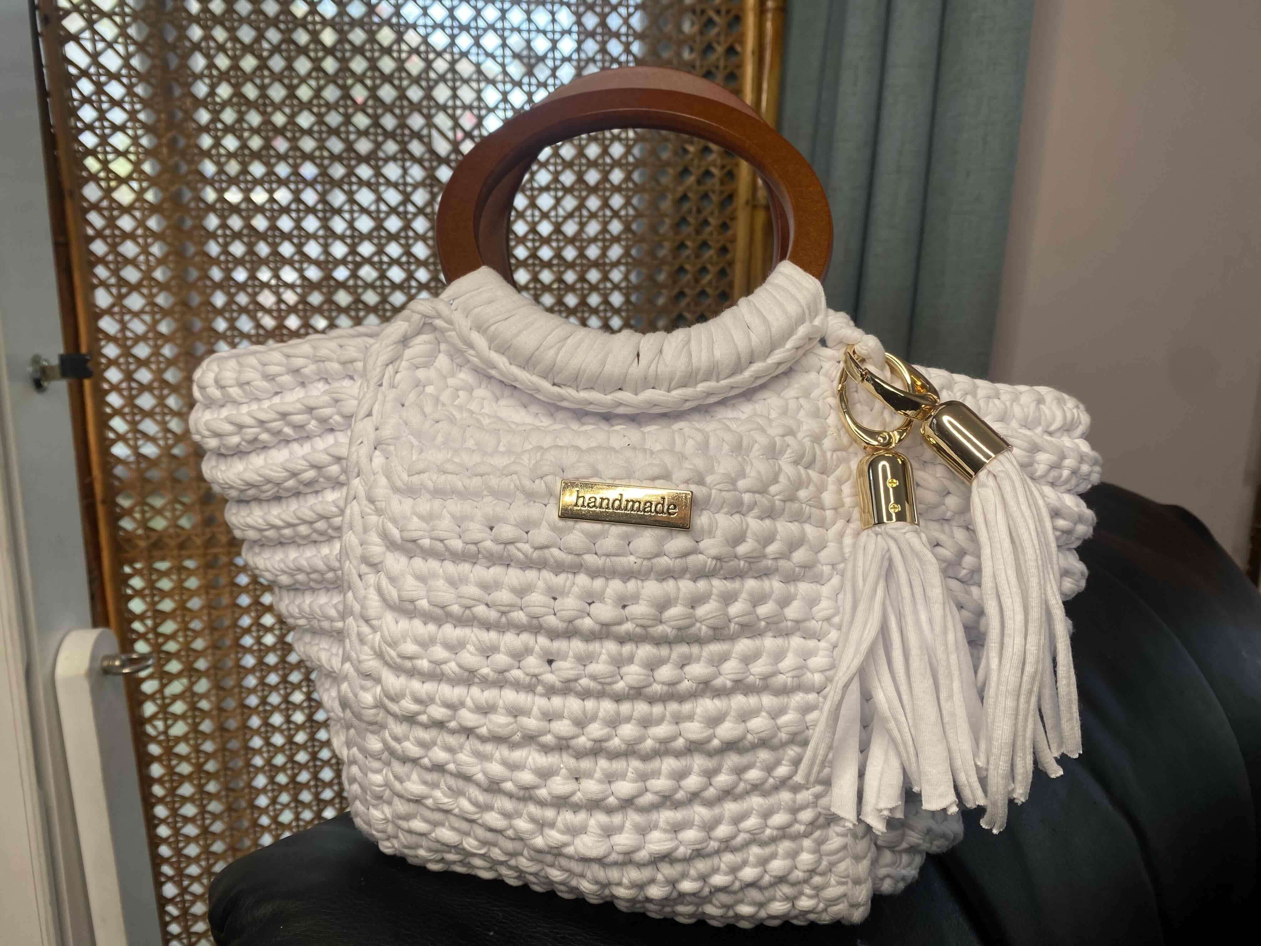 Cartera tejida blanca con asas de madera - miniatura 3