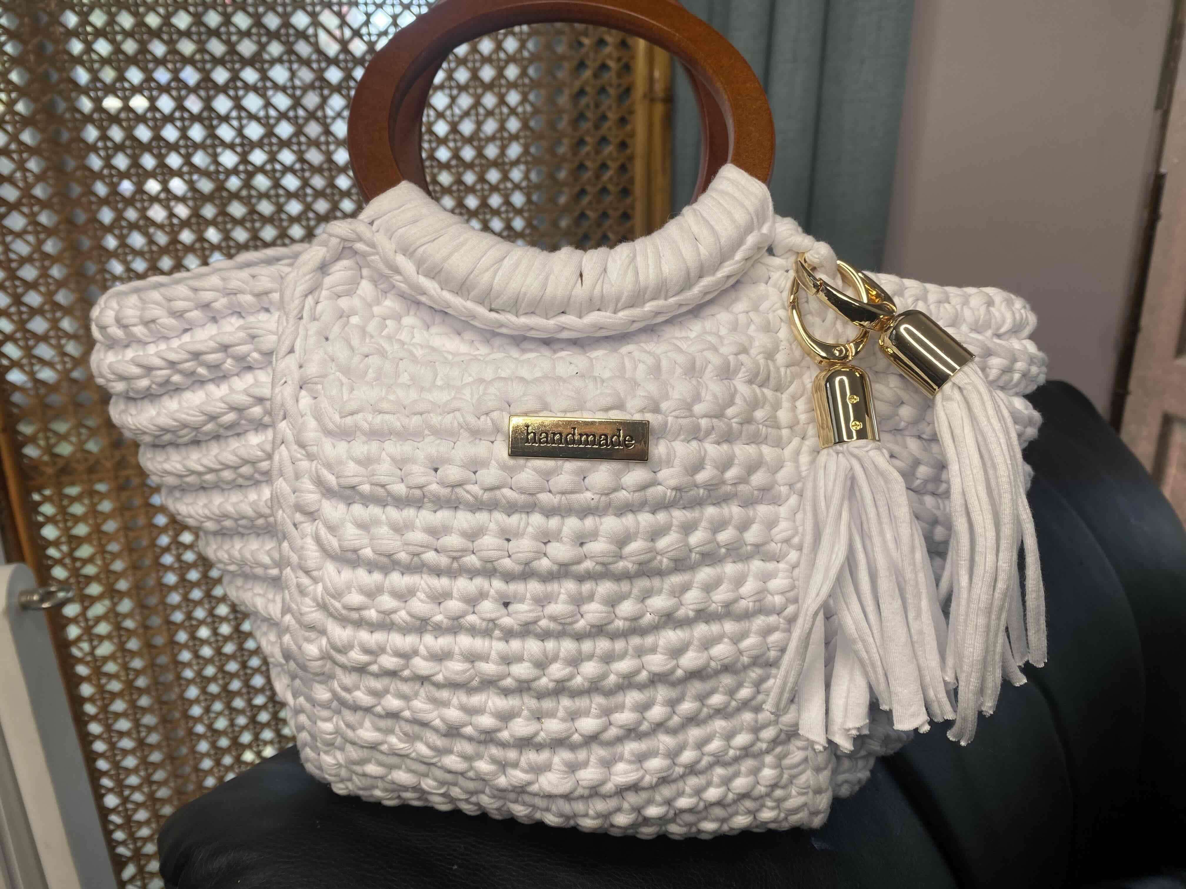 Cartera tejida blanca con asas de madera - miniatura 4