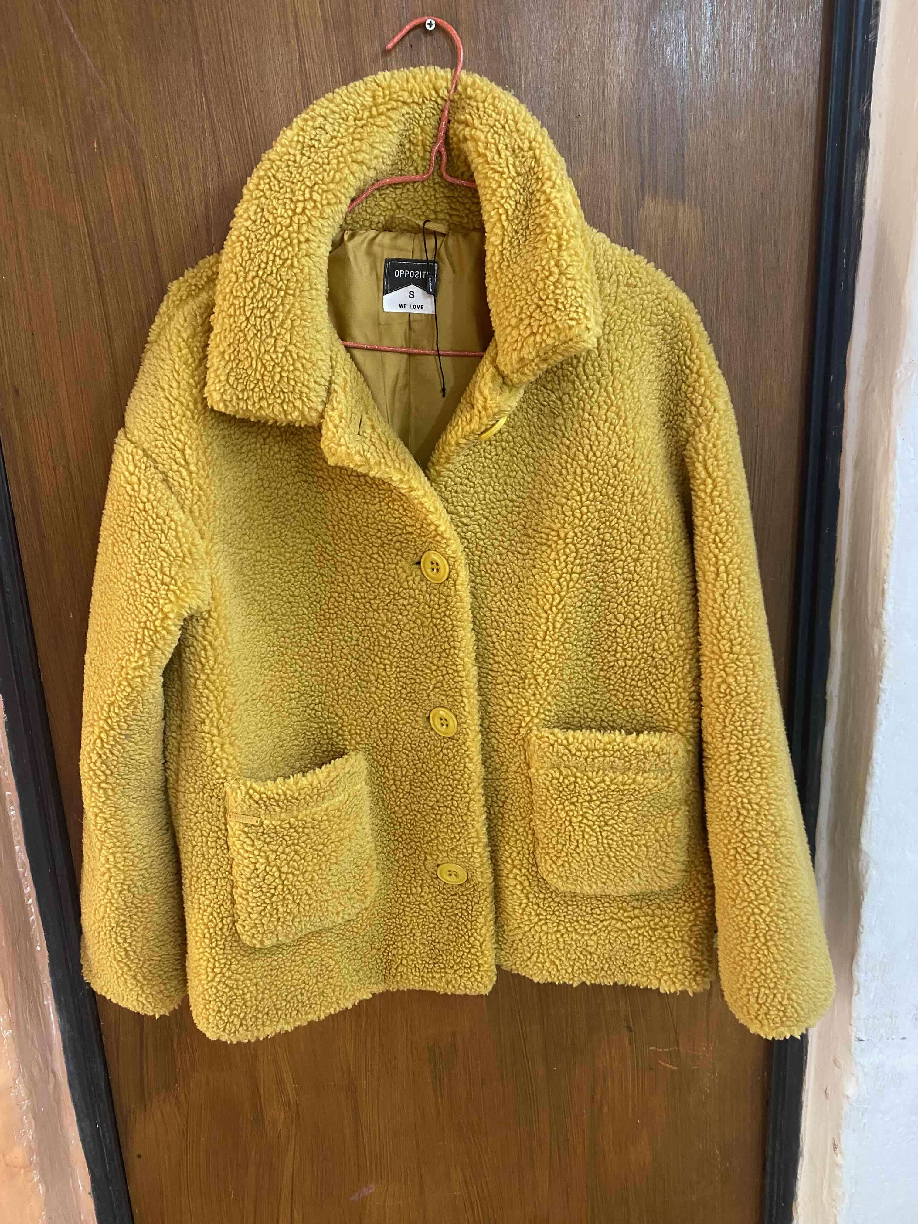 Abrigo de lana amarillo