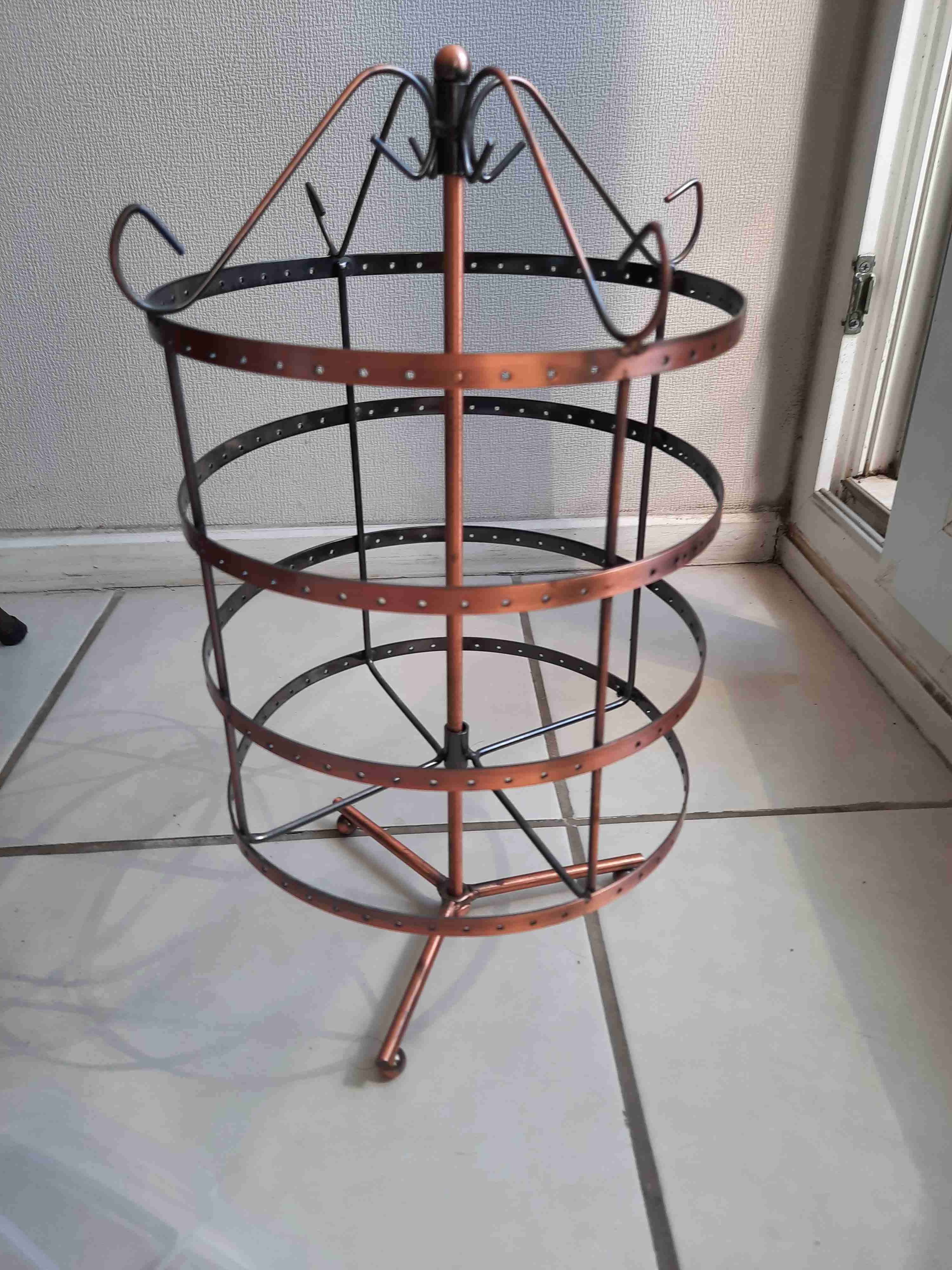 Estante de metal redondo para 100 pares de aros.