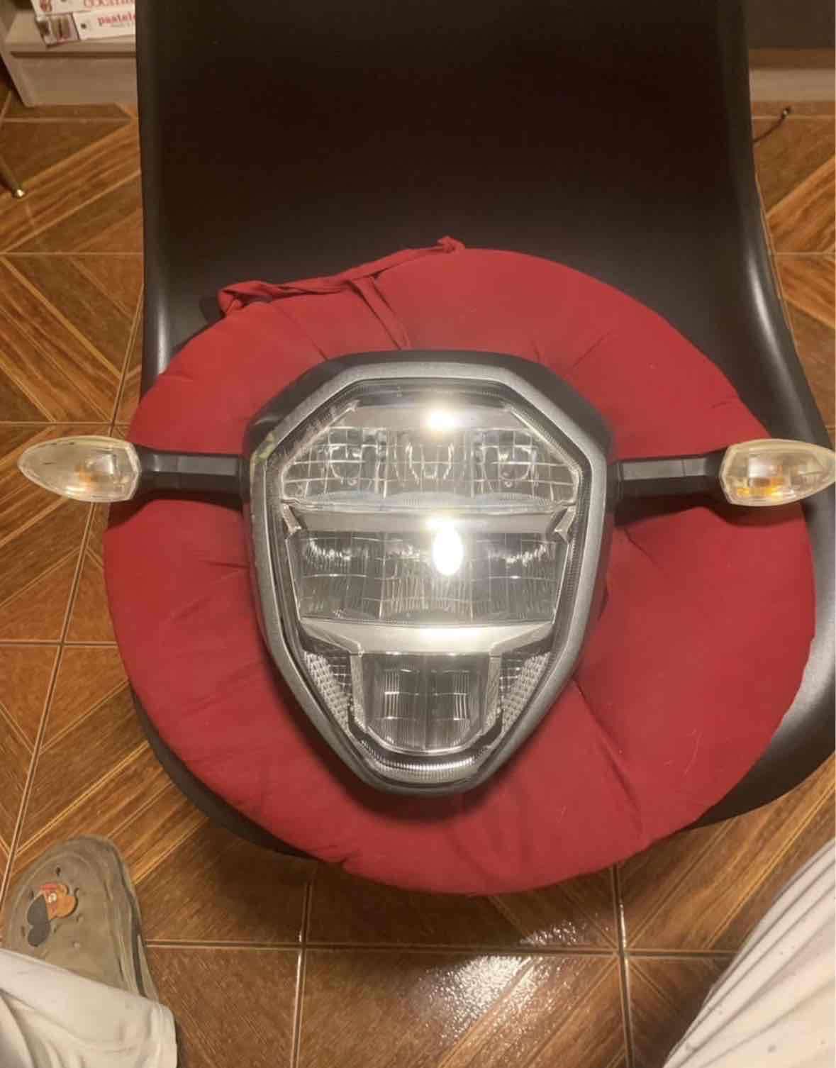 Faro delantero de motocicleta - miniatura 1