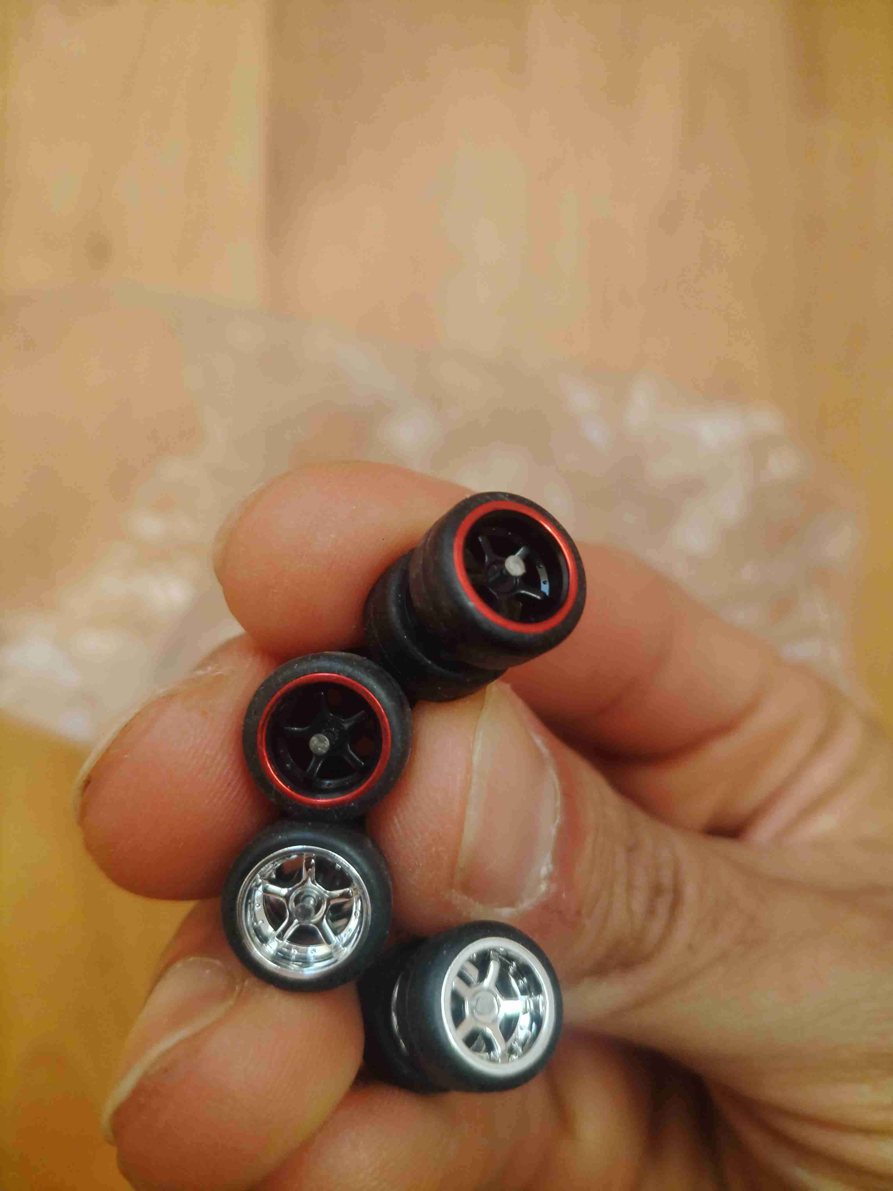 Ruedas miniatura para modelos - miniatura 1