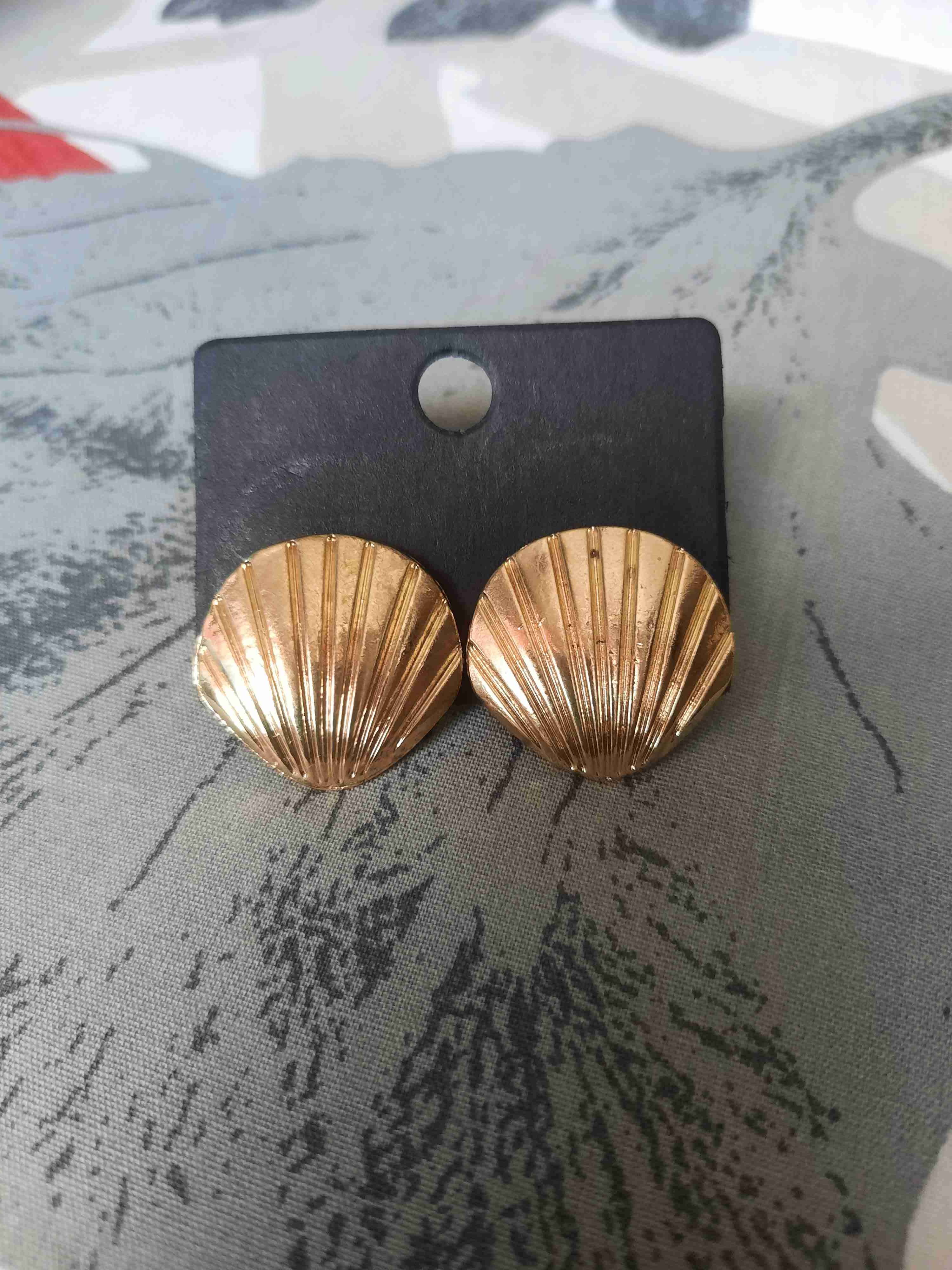 Aros dorados en forma de concha