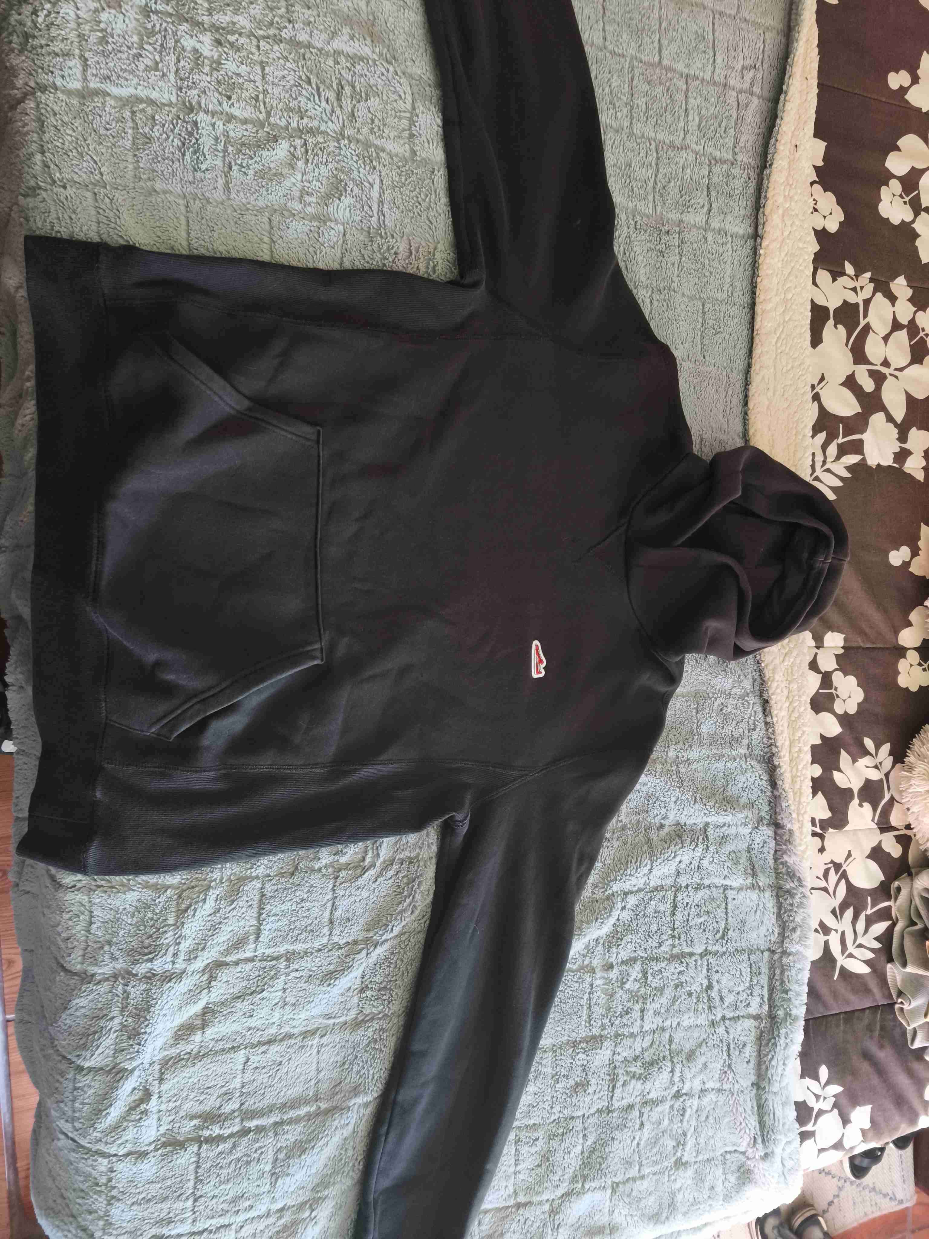 Polerón negro con capucha puma