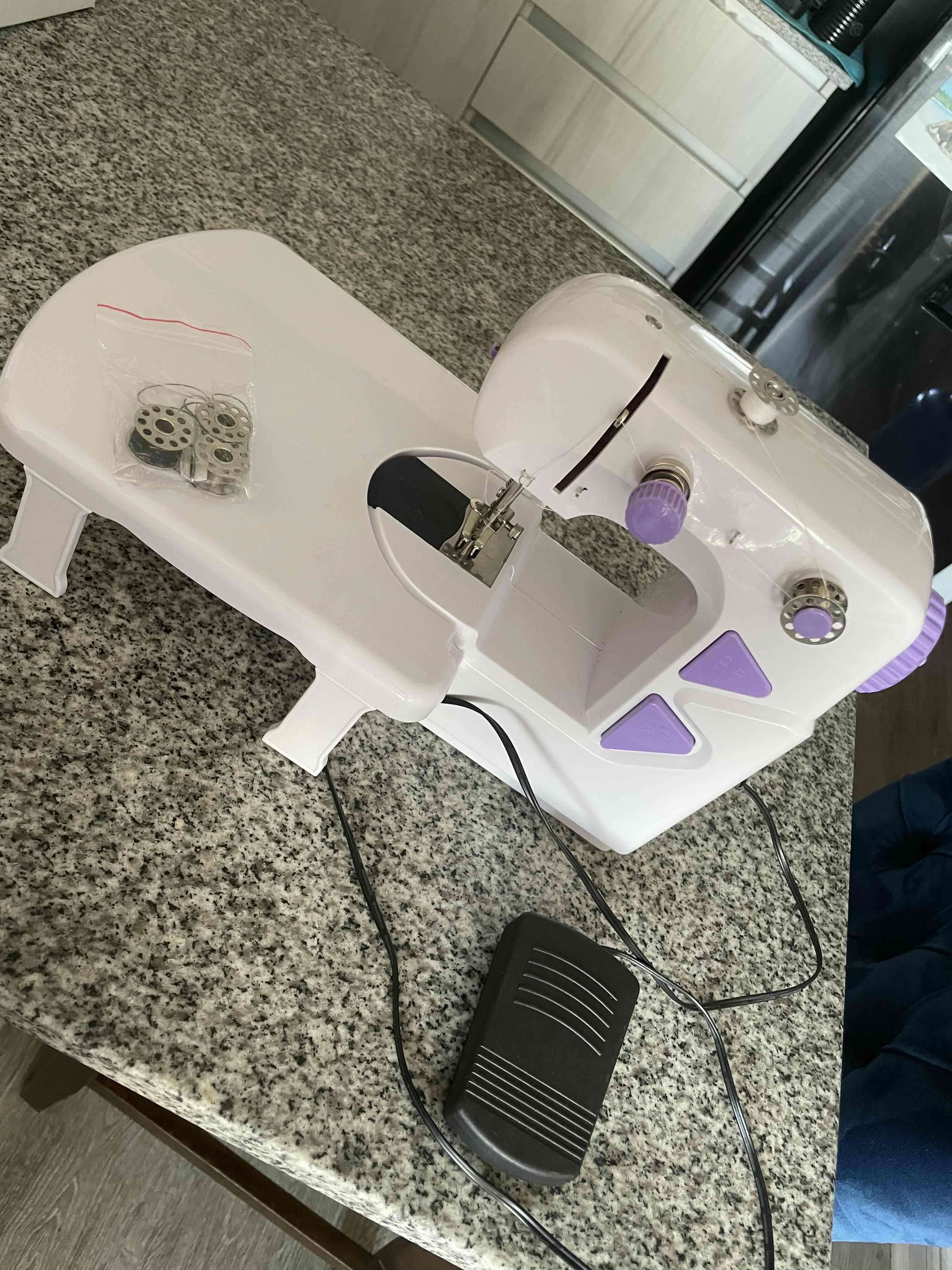 Máquina de coser compacta - miniatura 1