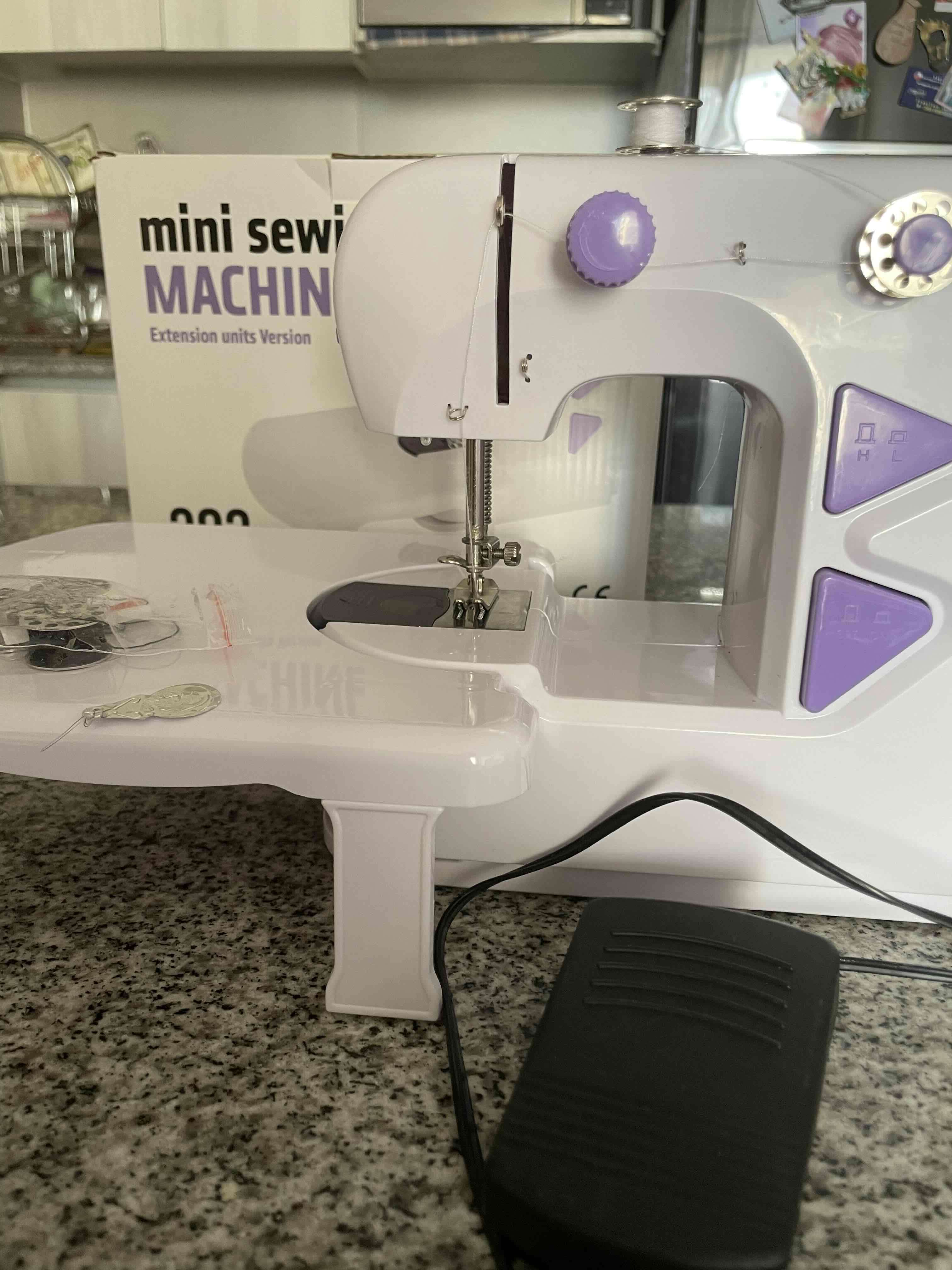 Máquina de coser compacta - miniatura 3
