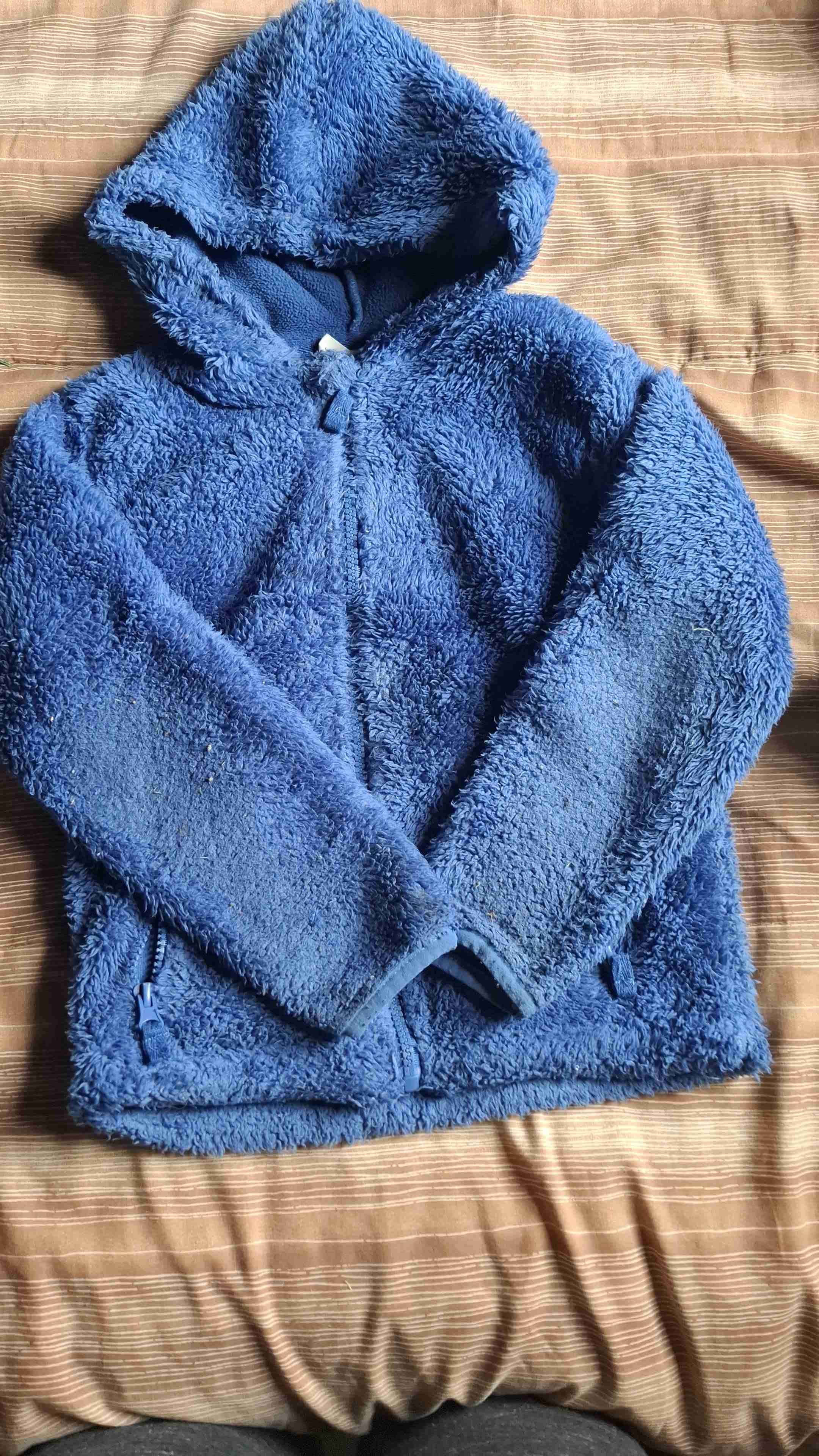 Chaqueta polar azul con capucha