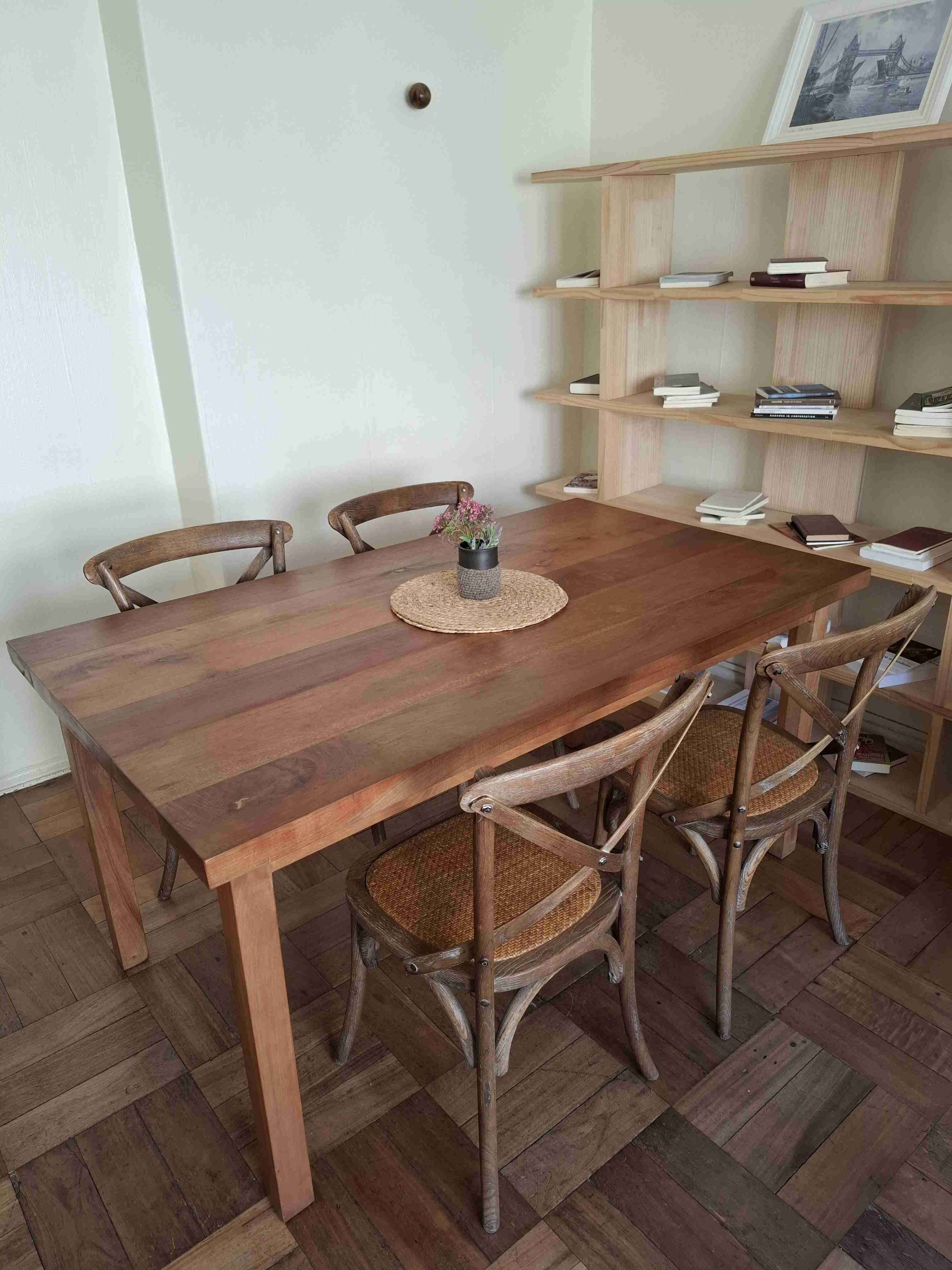 Mesa comedor de madera con sillas - miniatura 1