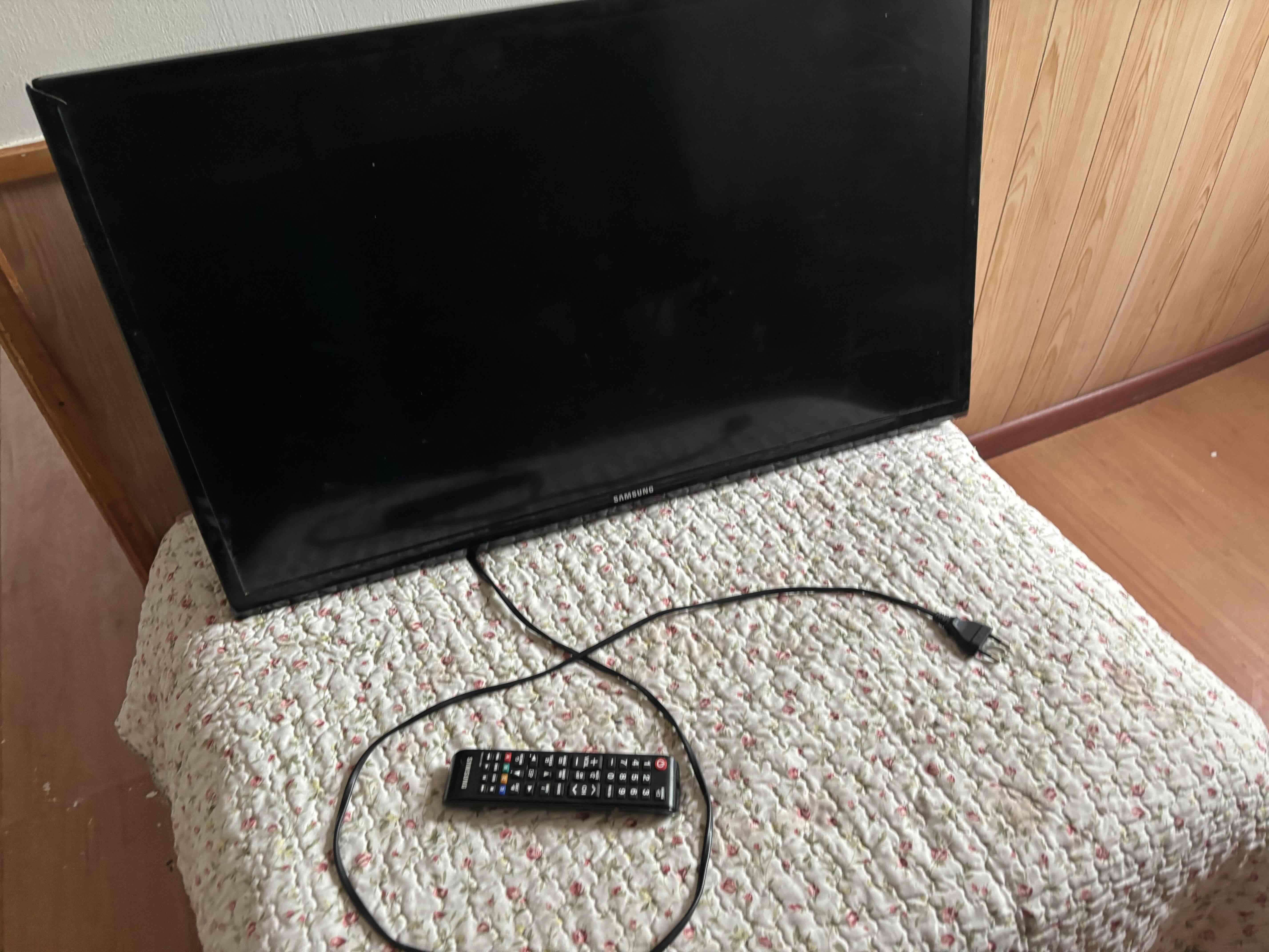 Televisor Samsung con control remoto - miniatura 1