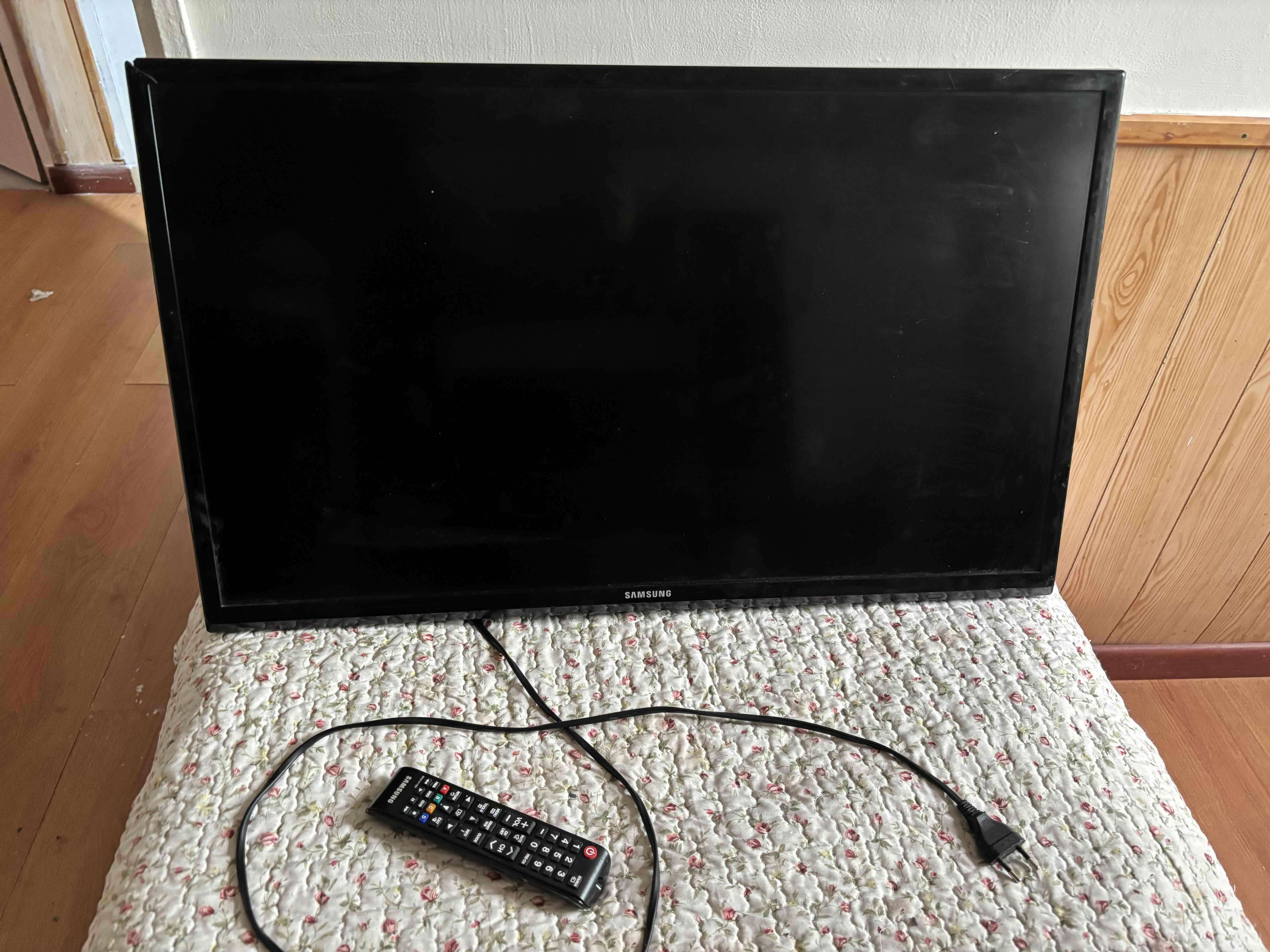 Televisor Samsung con control remoto - miniatura 3