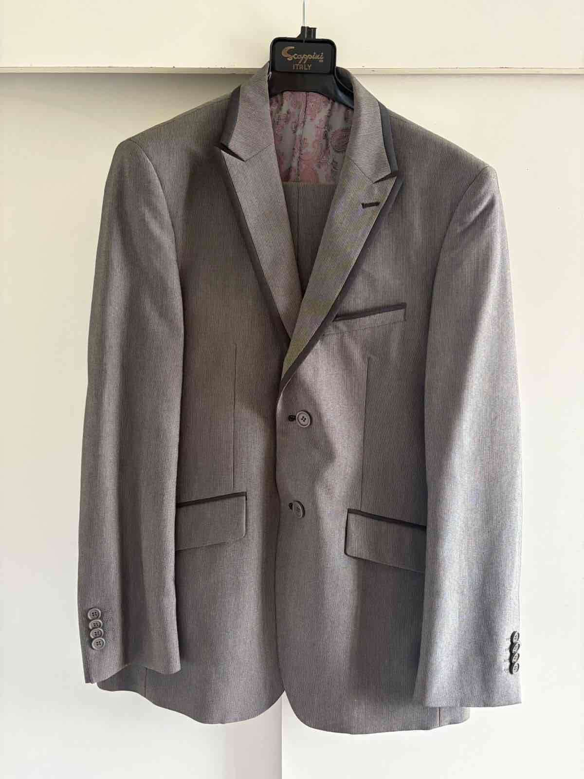 Blazer y pantalón gris elegante - miniatura 1