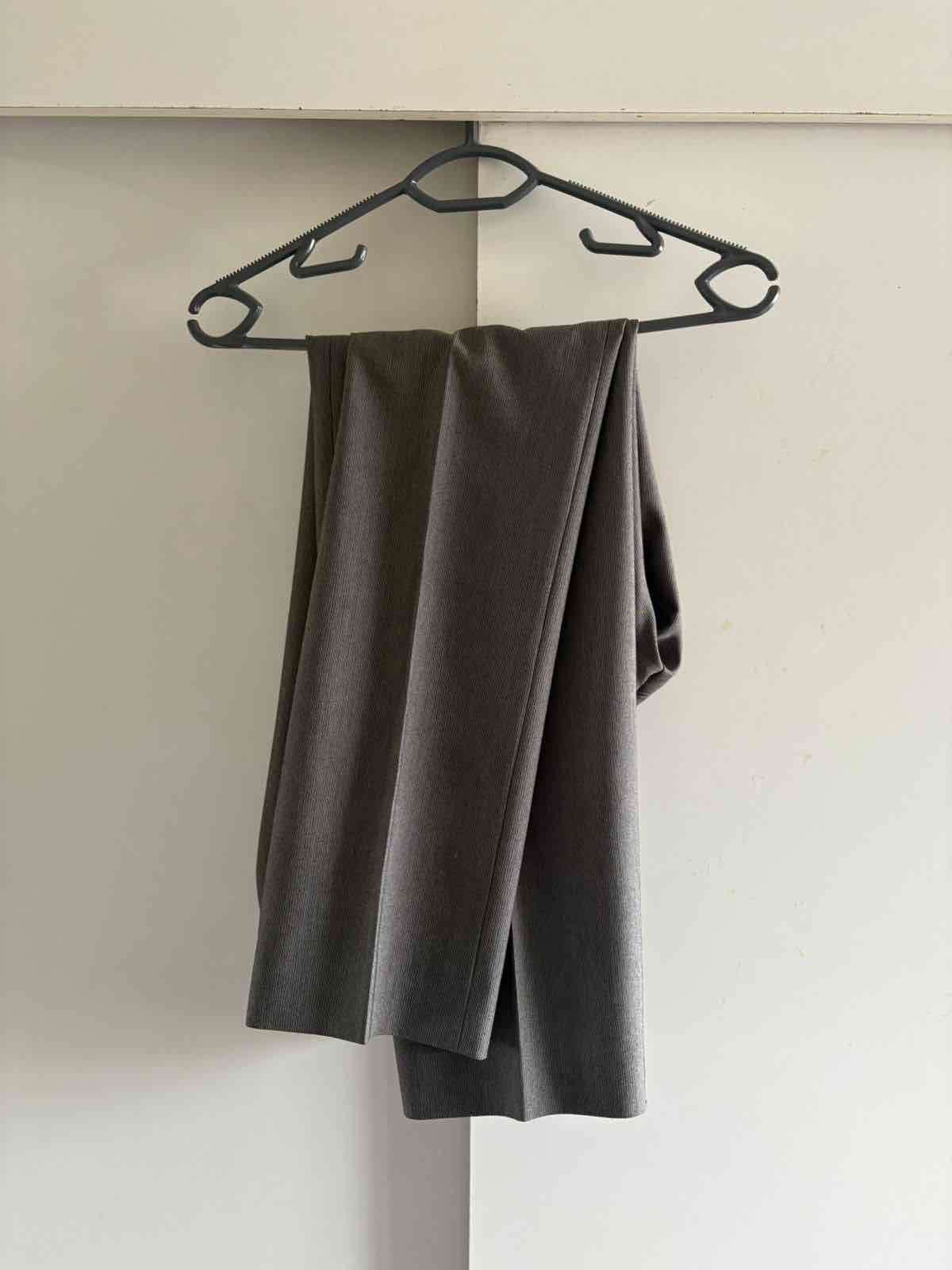 Blazer y pantalón gris elegante - miniatura 2