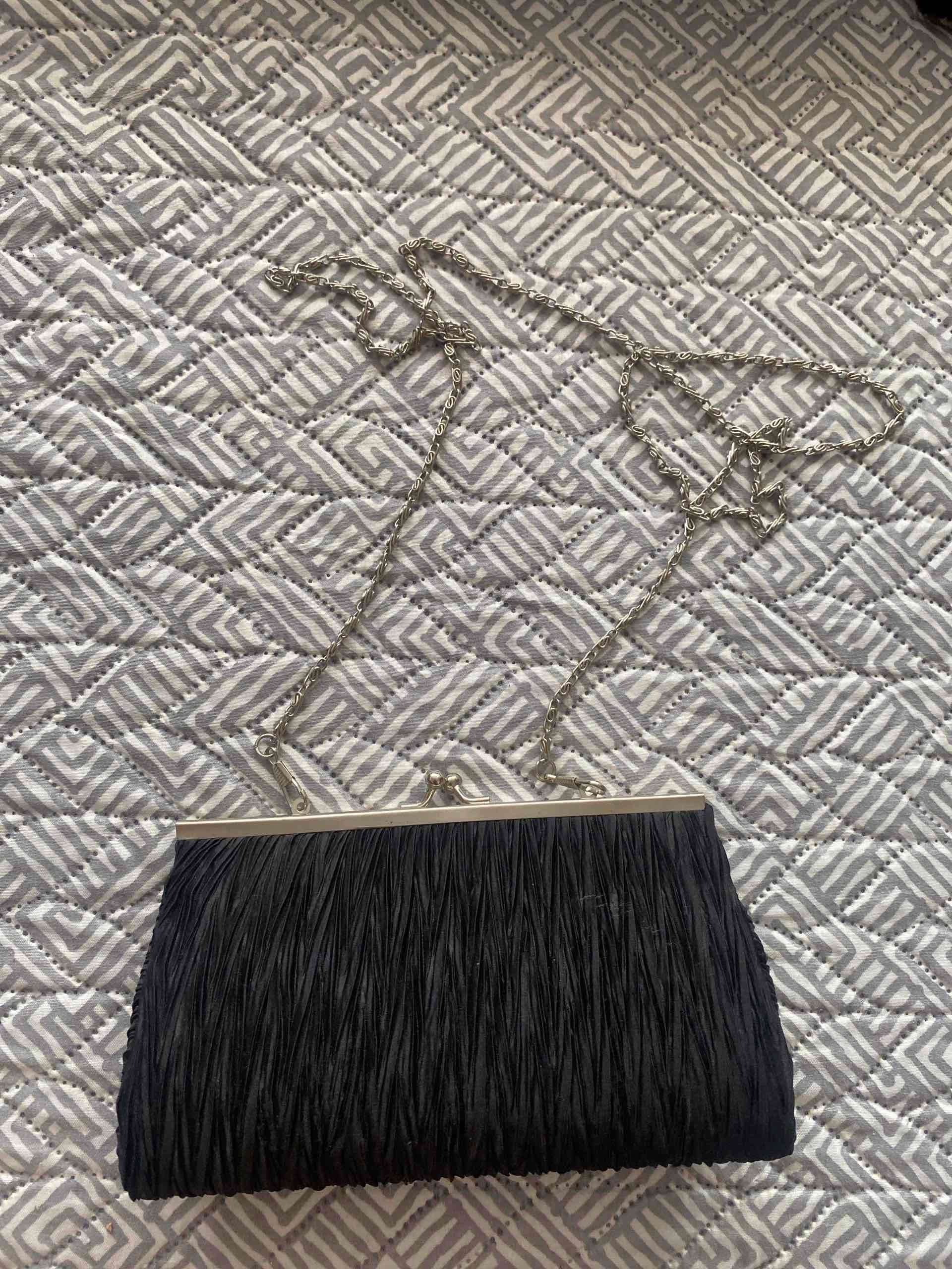 Cartera de mano negra con cadena - miniatura 1