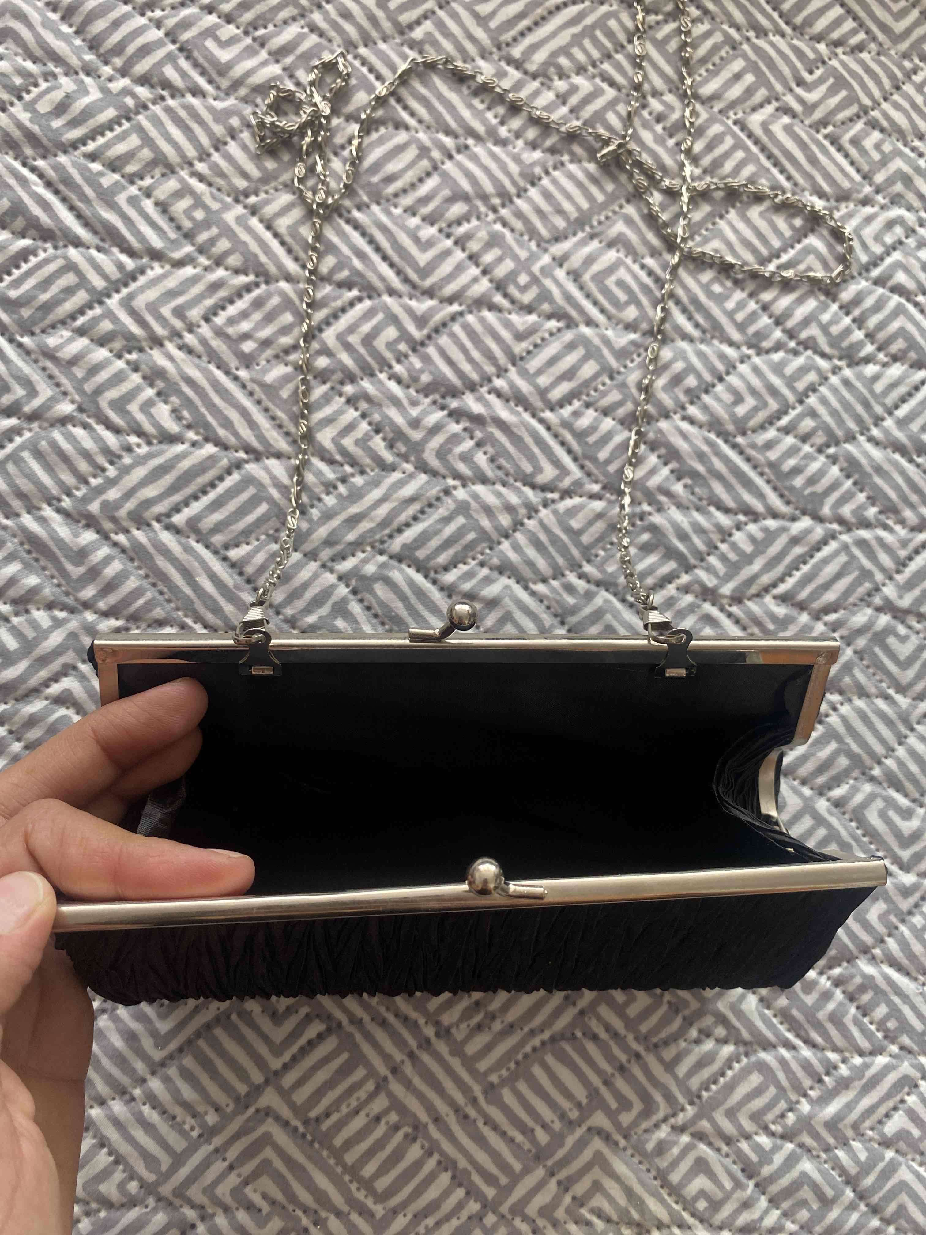 Cartera de mano negra con cadena - miniatura 2