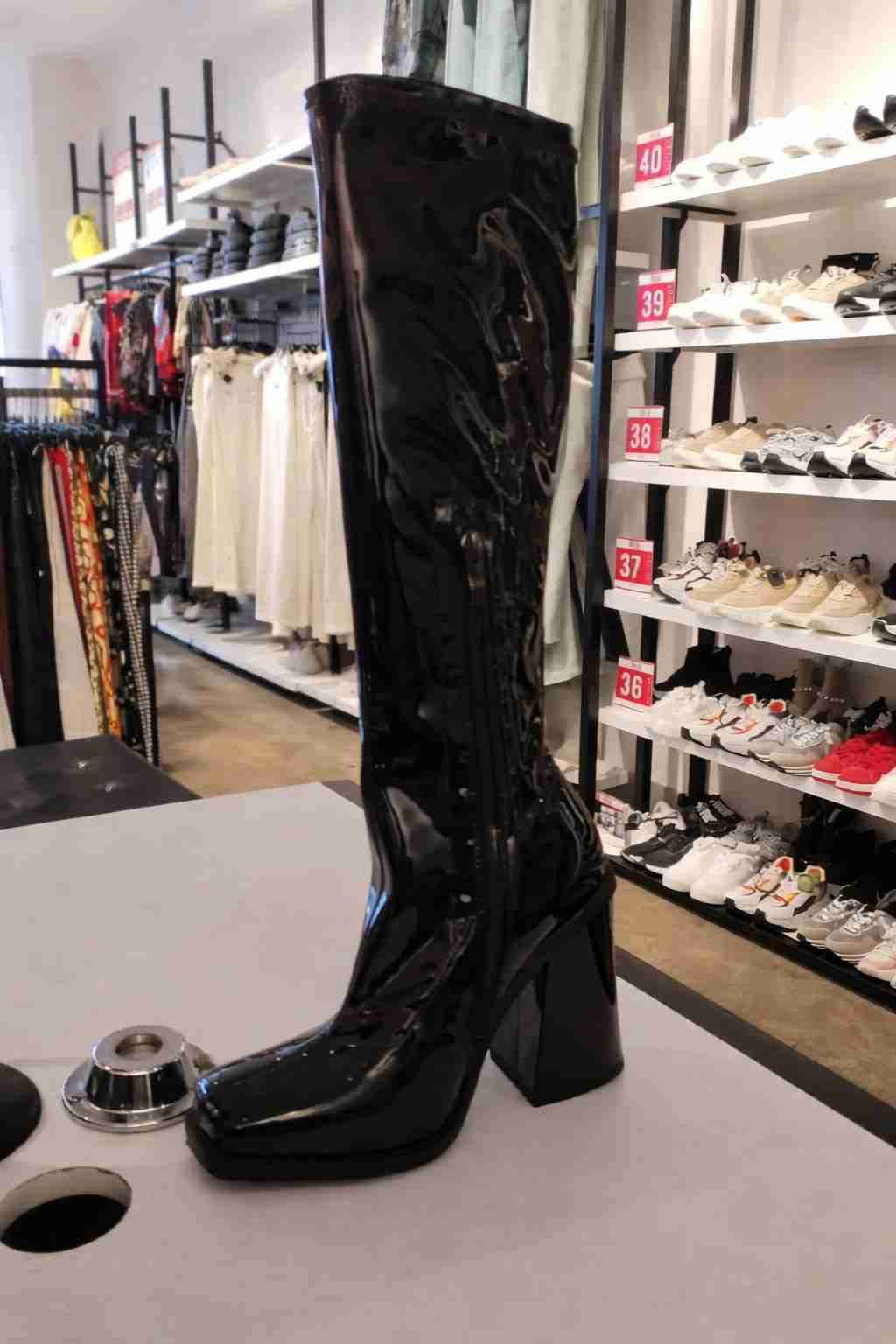 Botas negras de charol altas