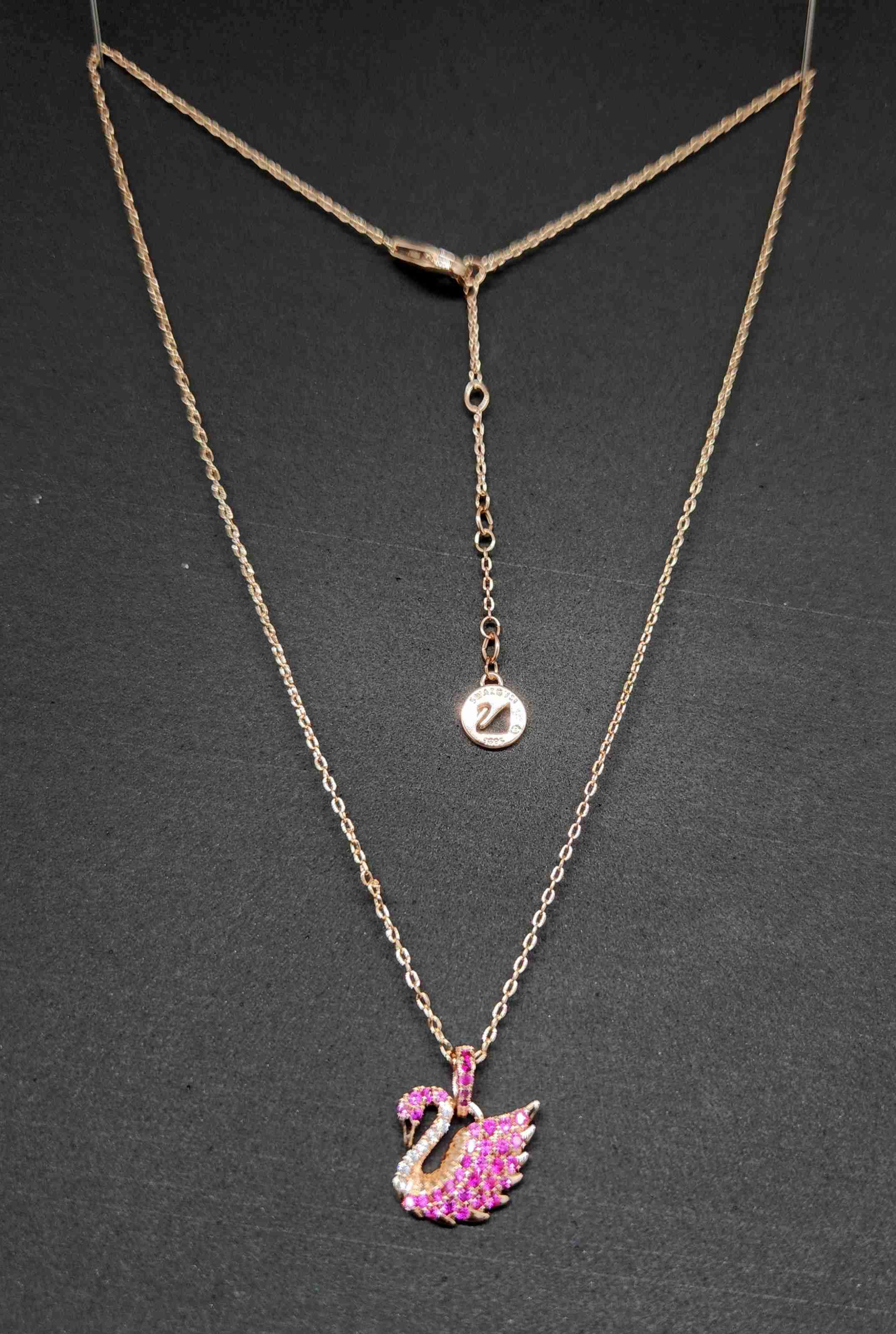 Collar con colgante de cisne rosado o negro - 1