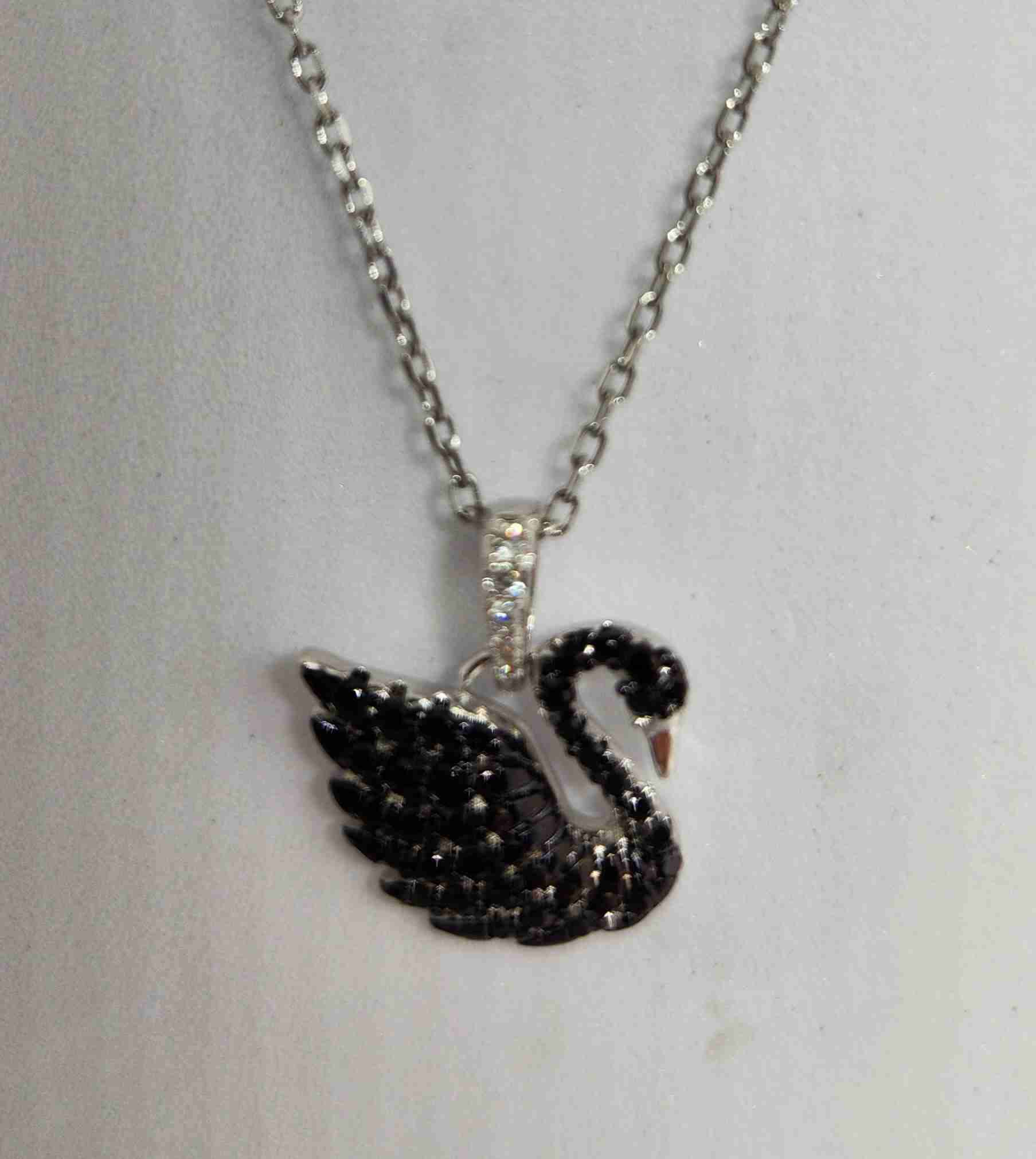 Collar con colgante de cisne rosado o negro - 4