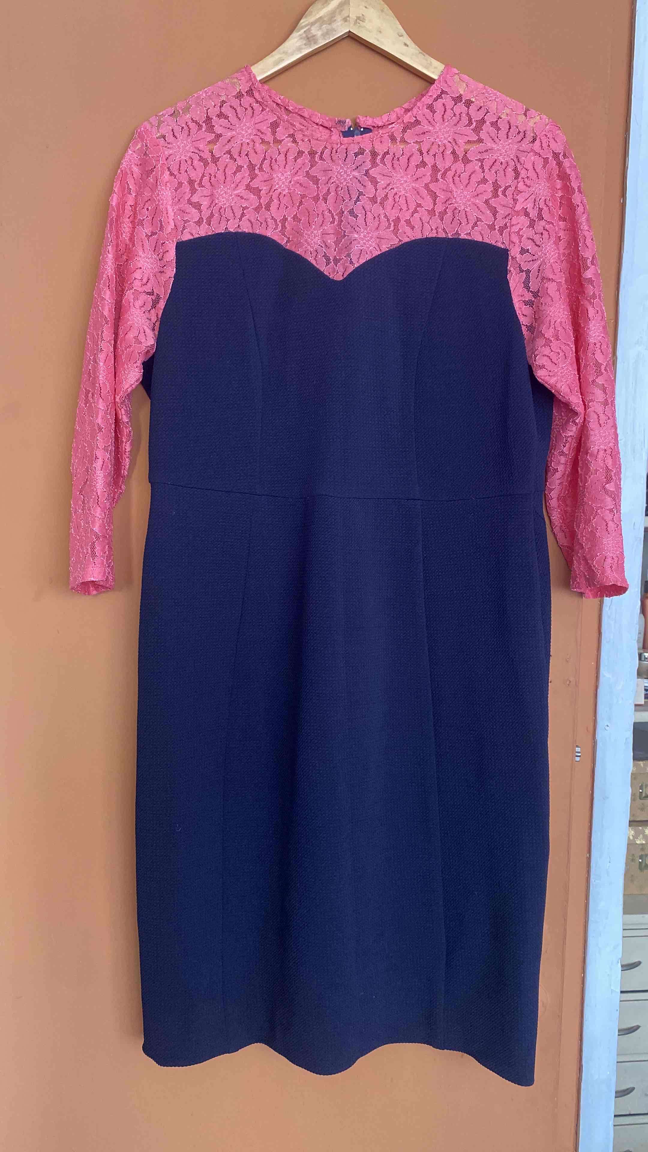 Vestido azul con encaje rosa - miniatura 1