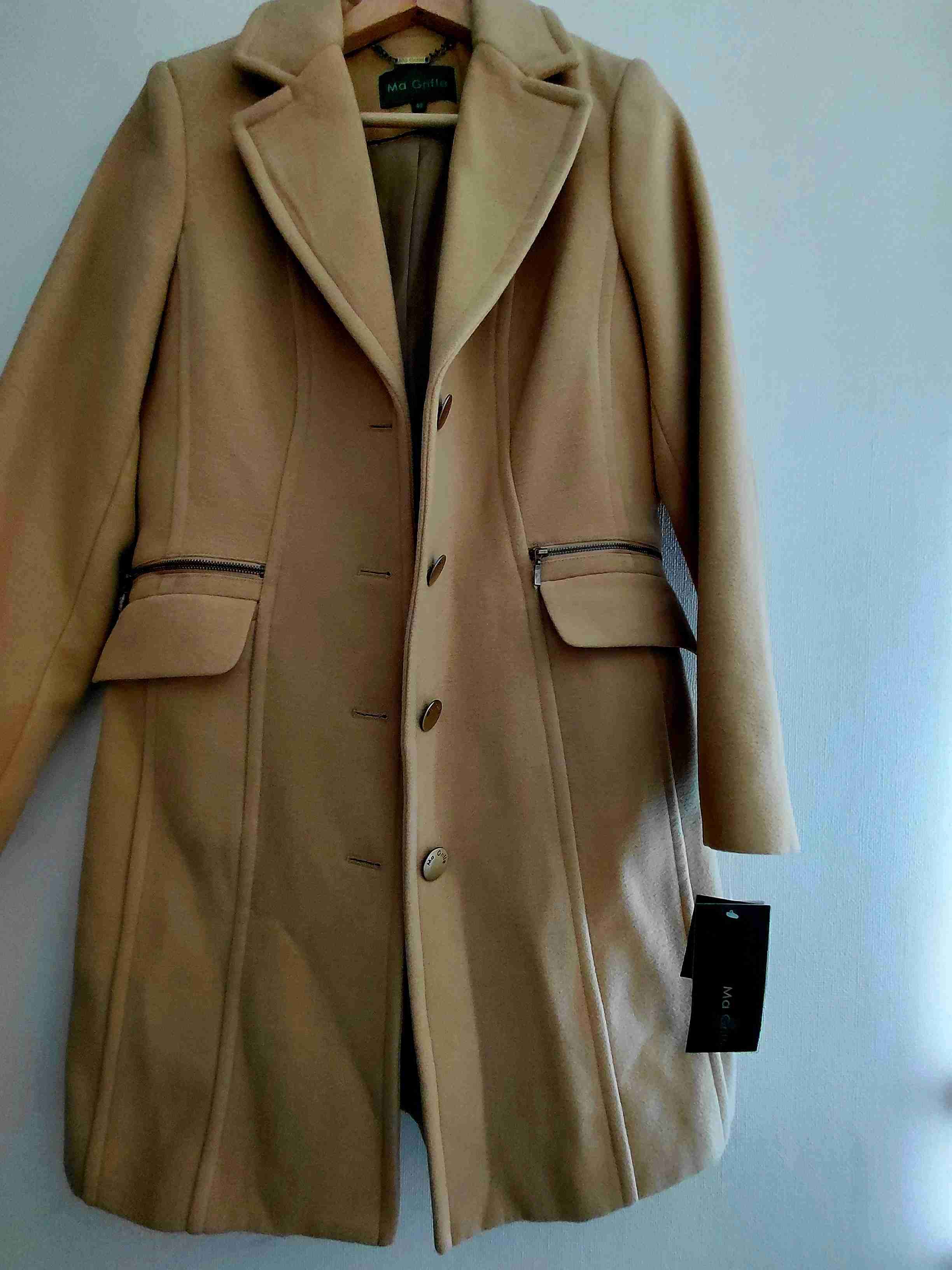 Abrigo camel con etiquetas - miniatura 1