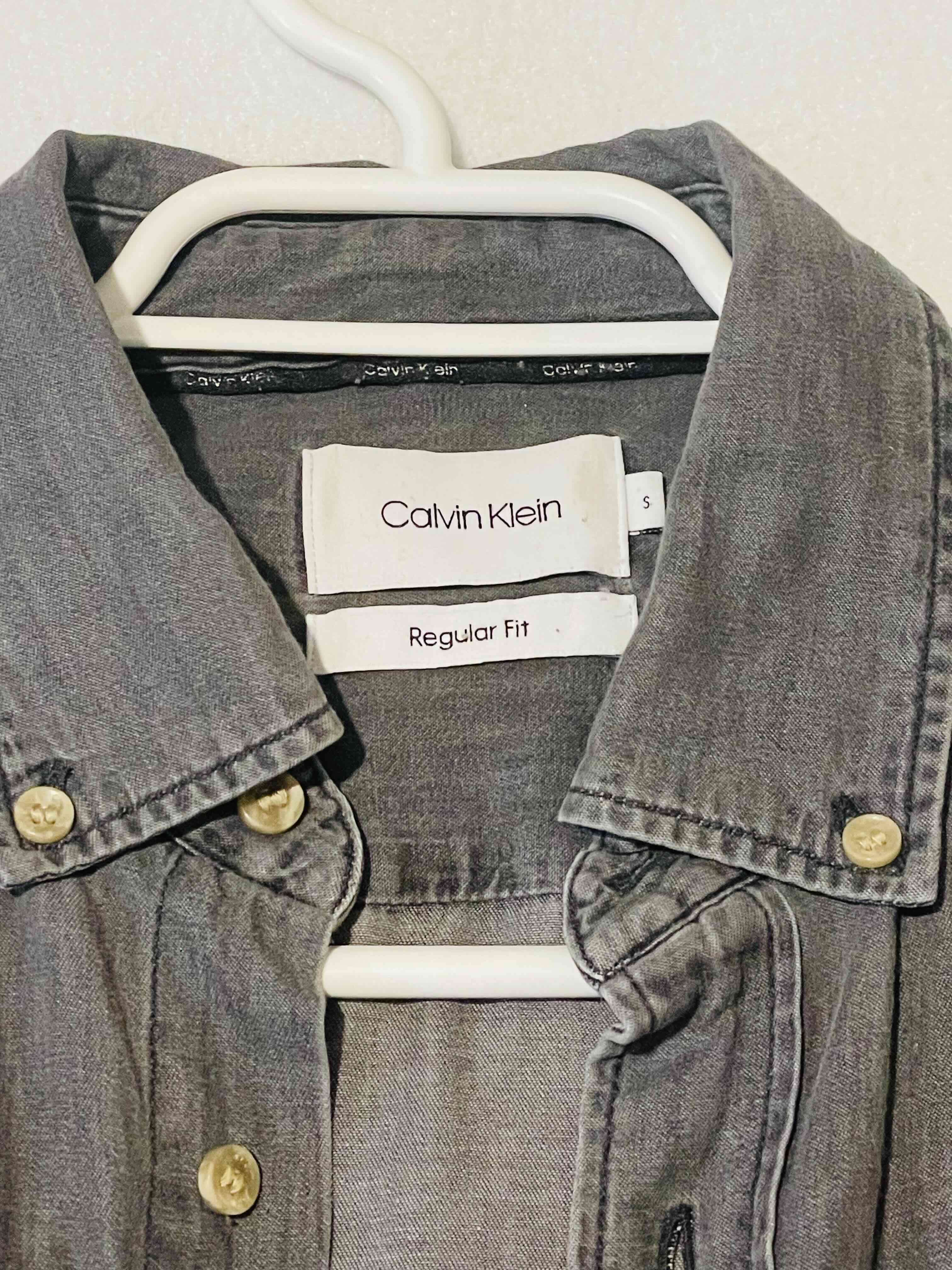 Camisa gris de mezclilla Calvin Klein Talla S - 2