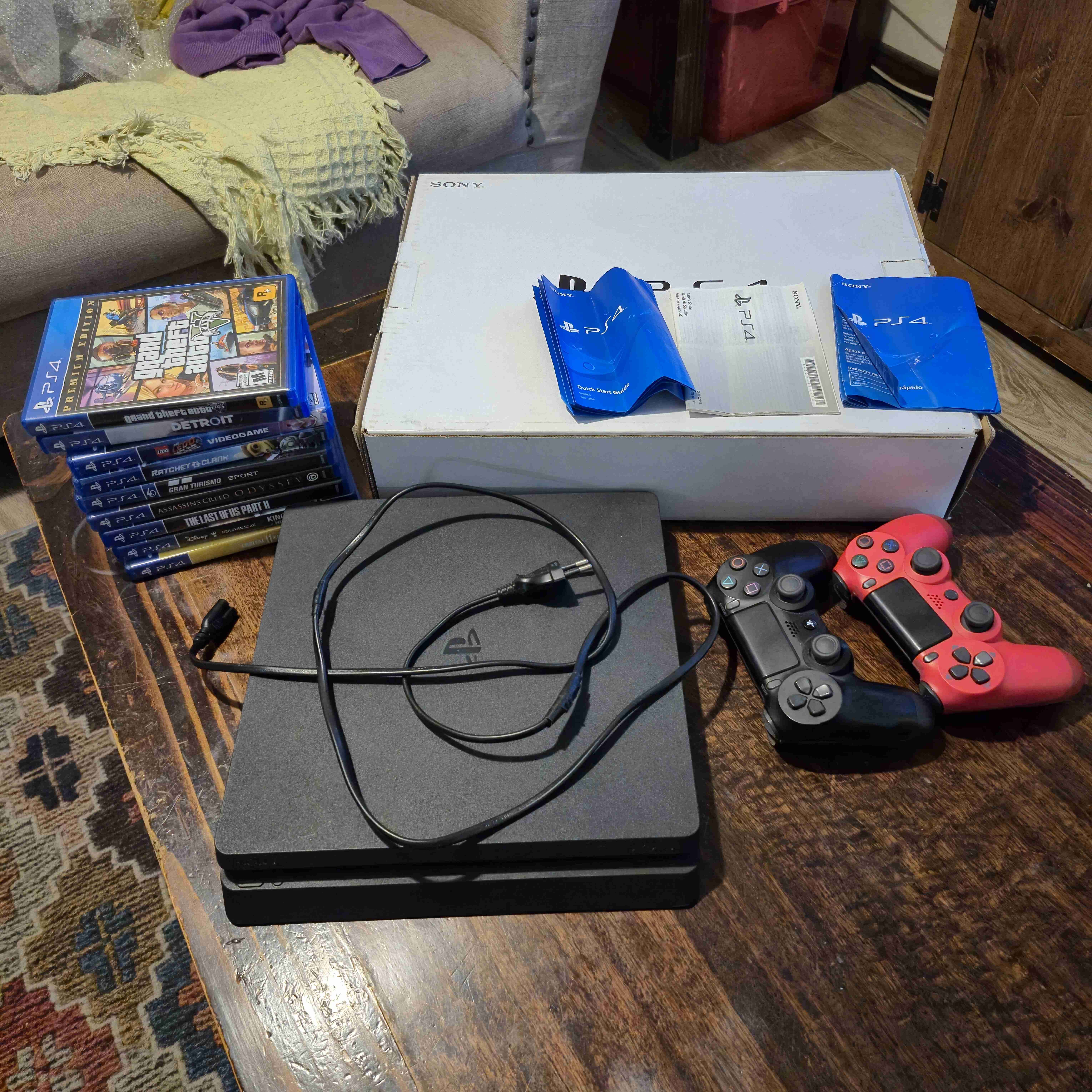 Consola PS4 con controladores y juegos - 1