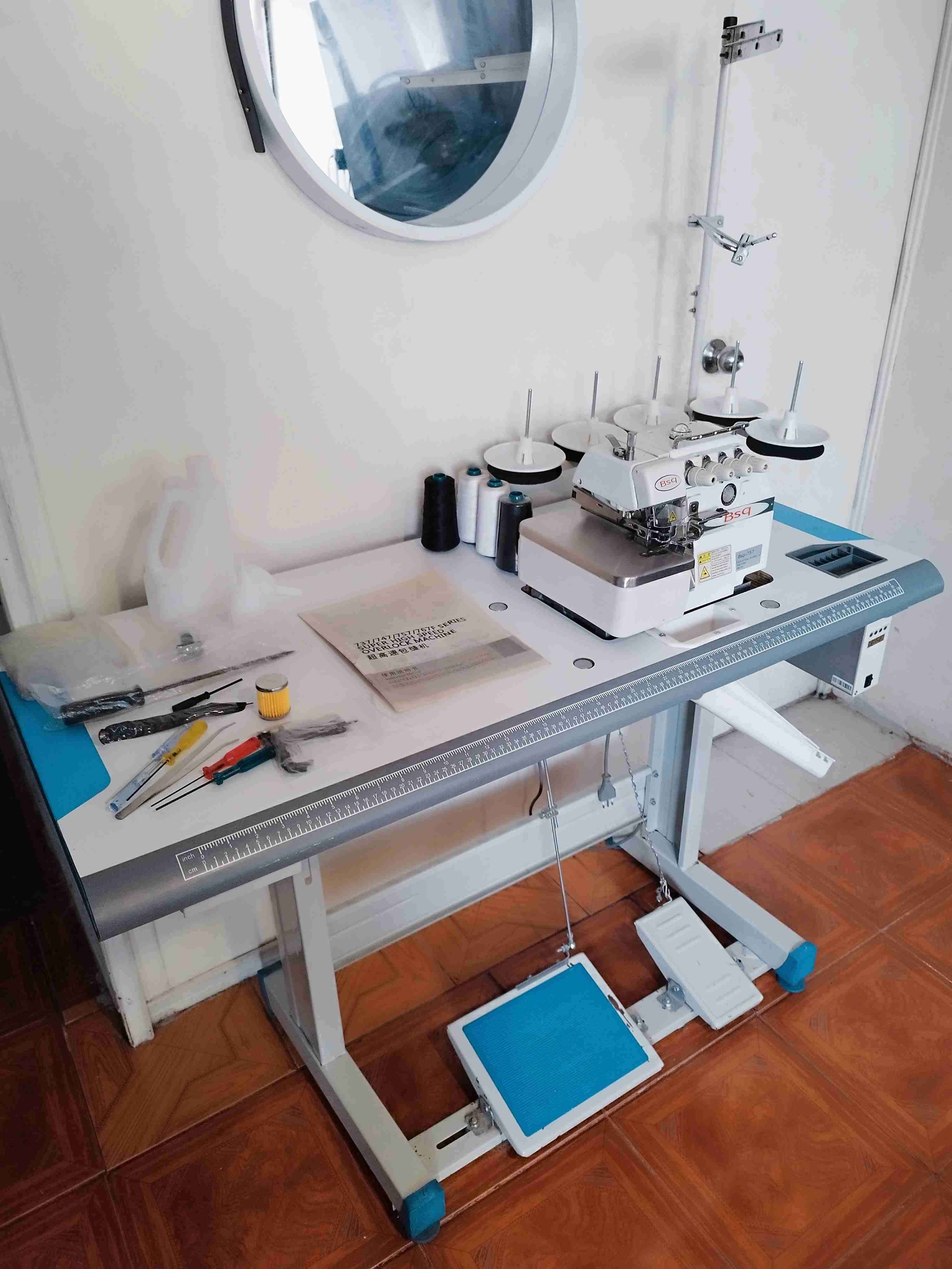 Máquina overlock industrial ,con mesa de trabajo - 1