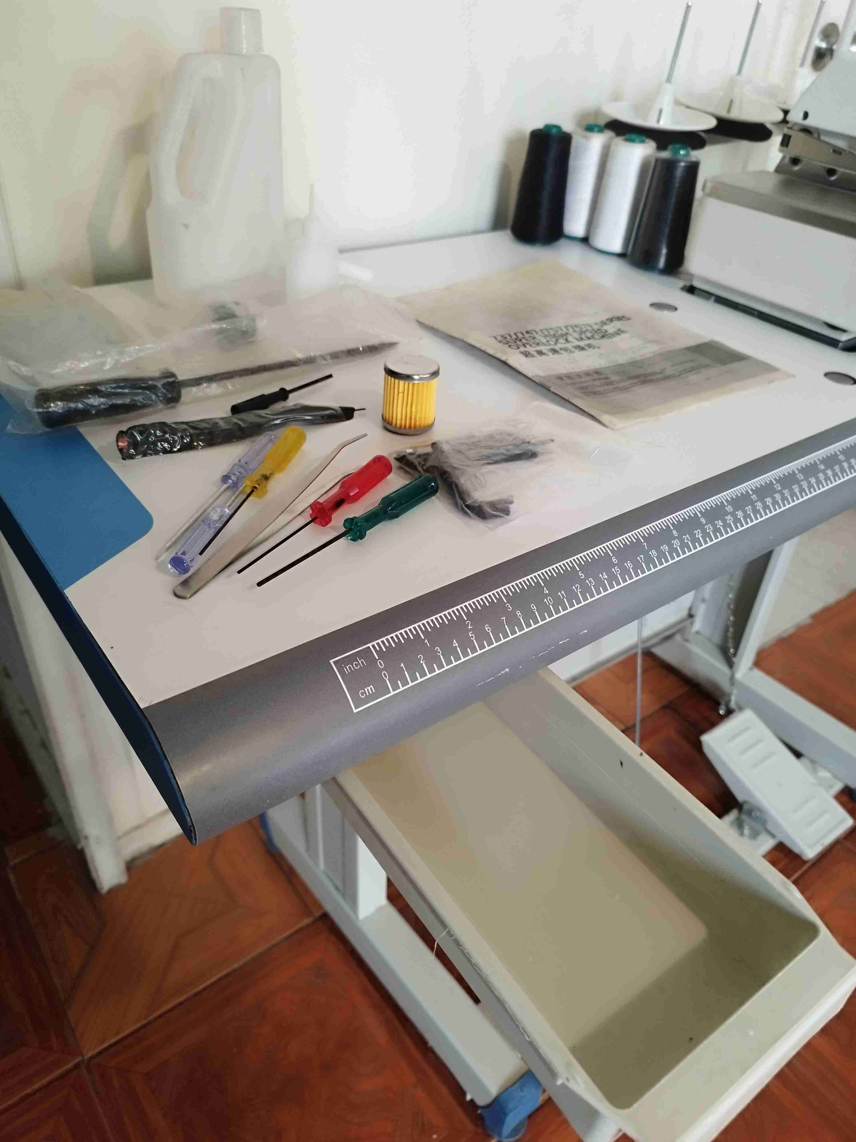 Máquina overlock industrial ,con mesa de trabajo - 2